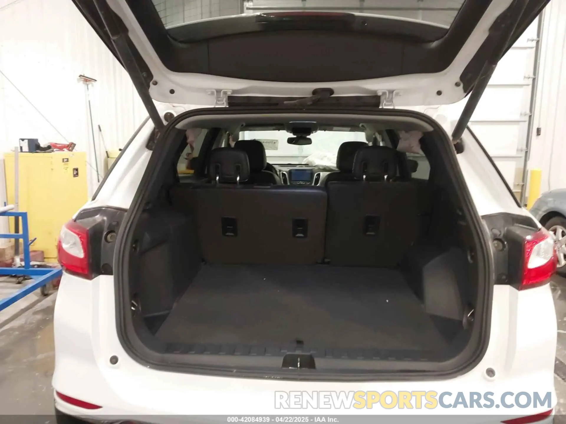 18 Photograph of a damaged car 2GNAXXEV3K6265784 CHEVROLET EQUINOX 2019