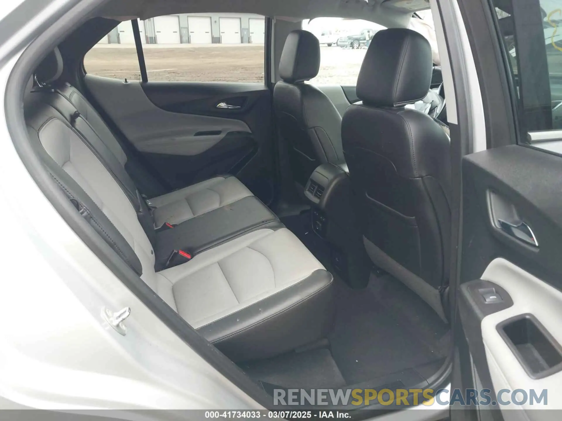 8 Photograph of a damaged car 2GNAXXEV9K6276823 CHEVROLET EQUINOX 2019