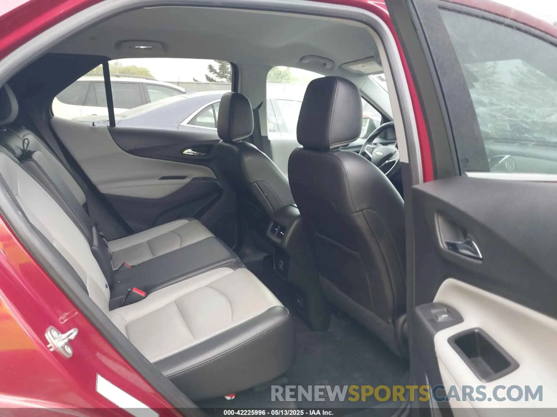 8 Photograph of a damaged car 2GNAXYEX2K6234176 CHEVROLET EQUINOX 2019