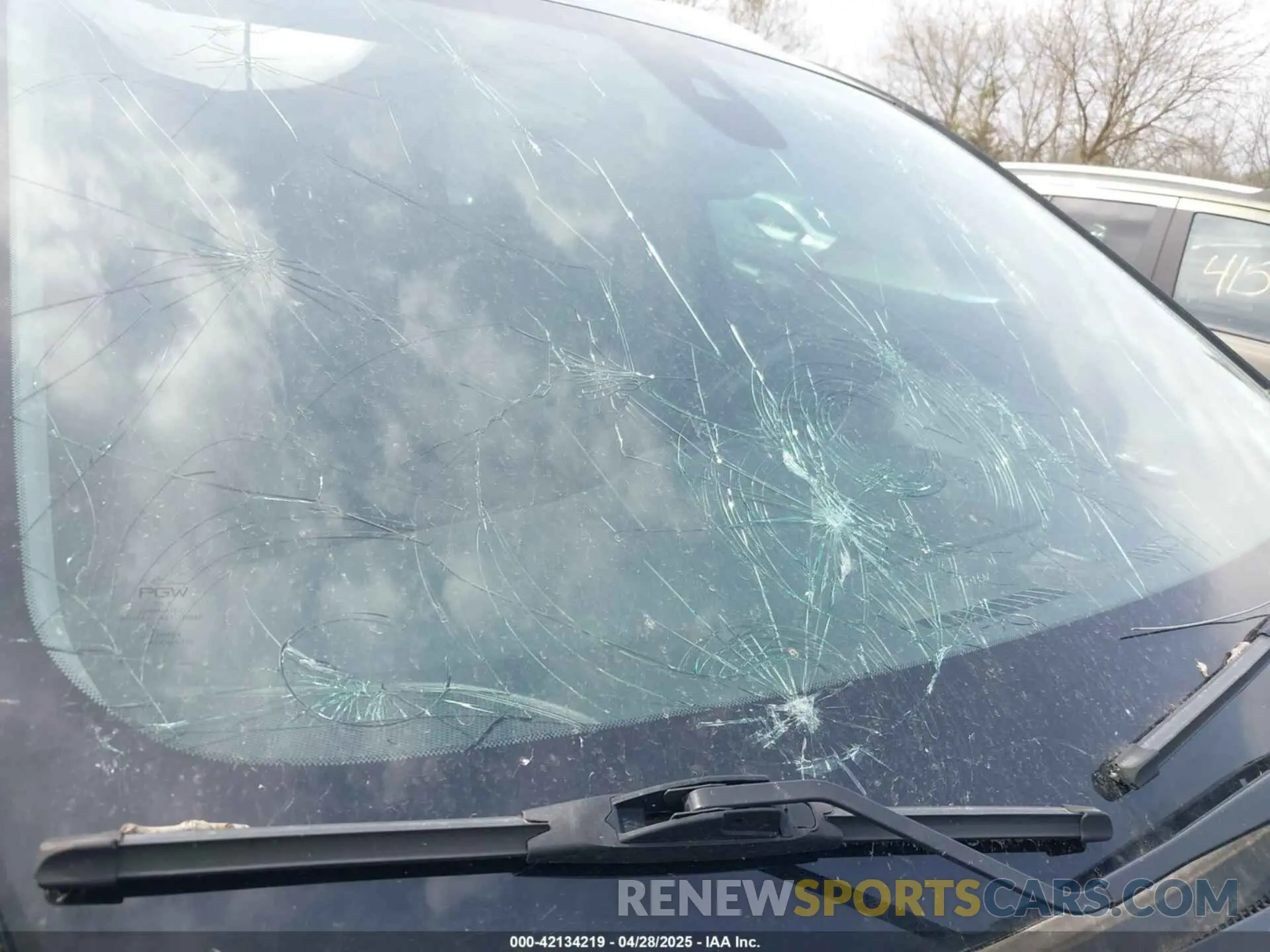 18 Photograph of a damaged car 2GNAXYEX5K6143922 CHEVROLET EQUINOX 2019