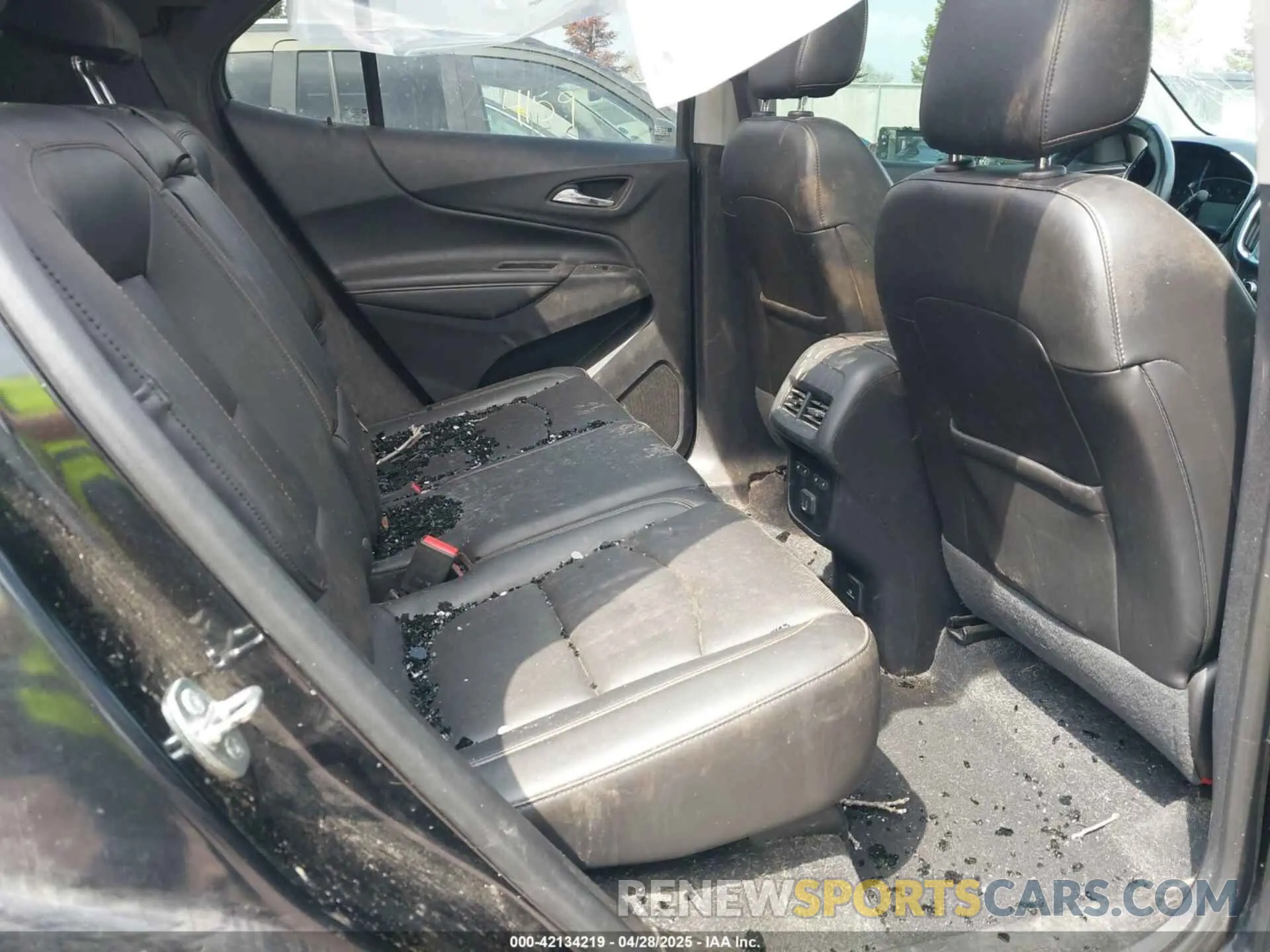 8 Photograph of a damaged car 2GNAXYEX5K6143922 CHEVROLET EQUINOX 2019
