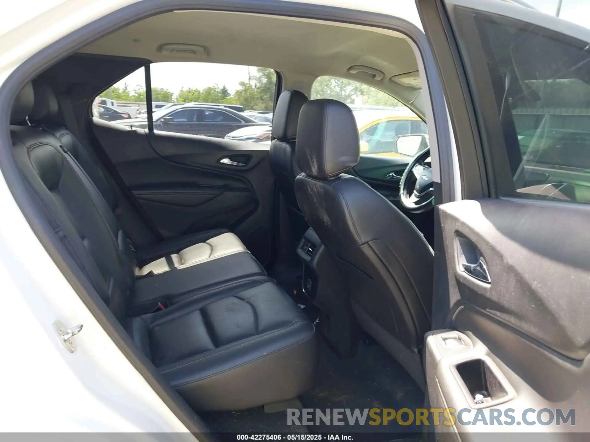 8 Photograph of a damaged car 2GNAXYEX7K6217275 CHEVROLET EQUINOX 2019