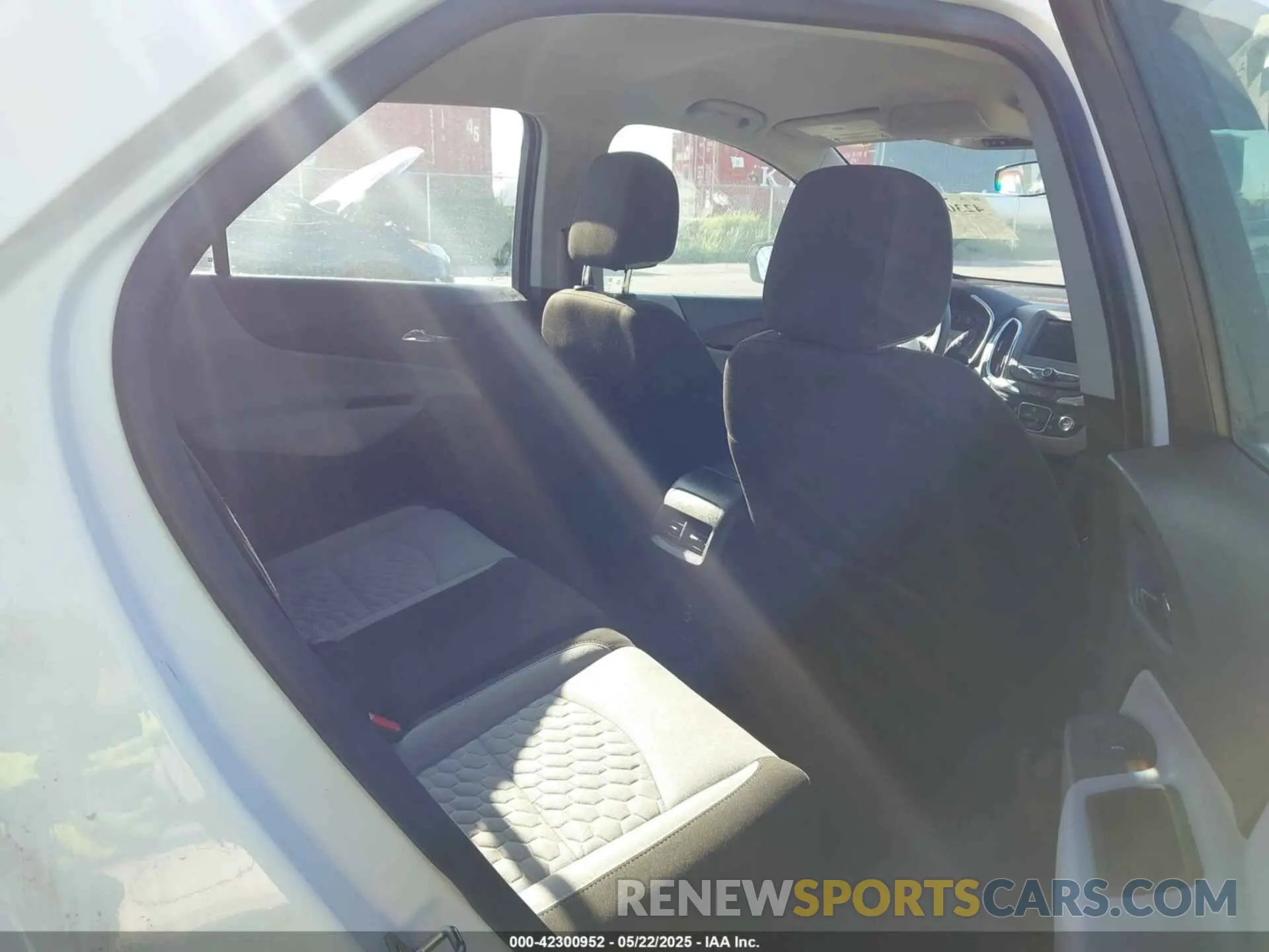 8 Photograph of a damaged car 3GNAXHEV2KS562553 CHEVROLET EQUINOX 2019