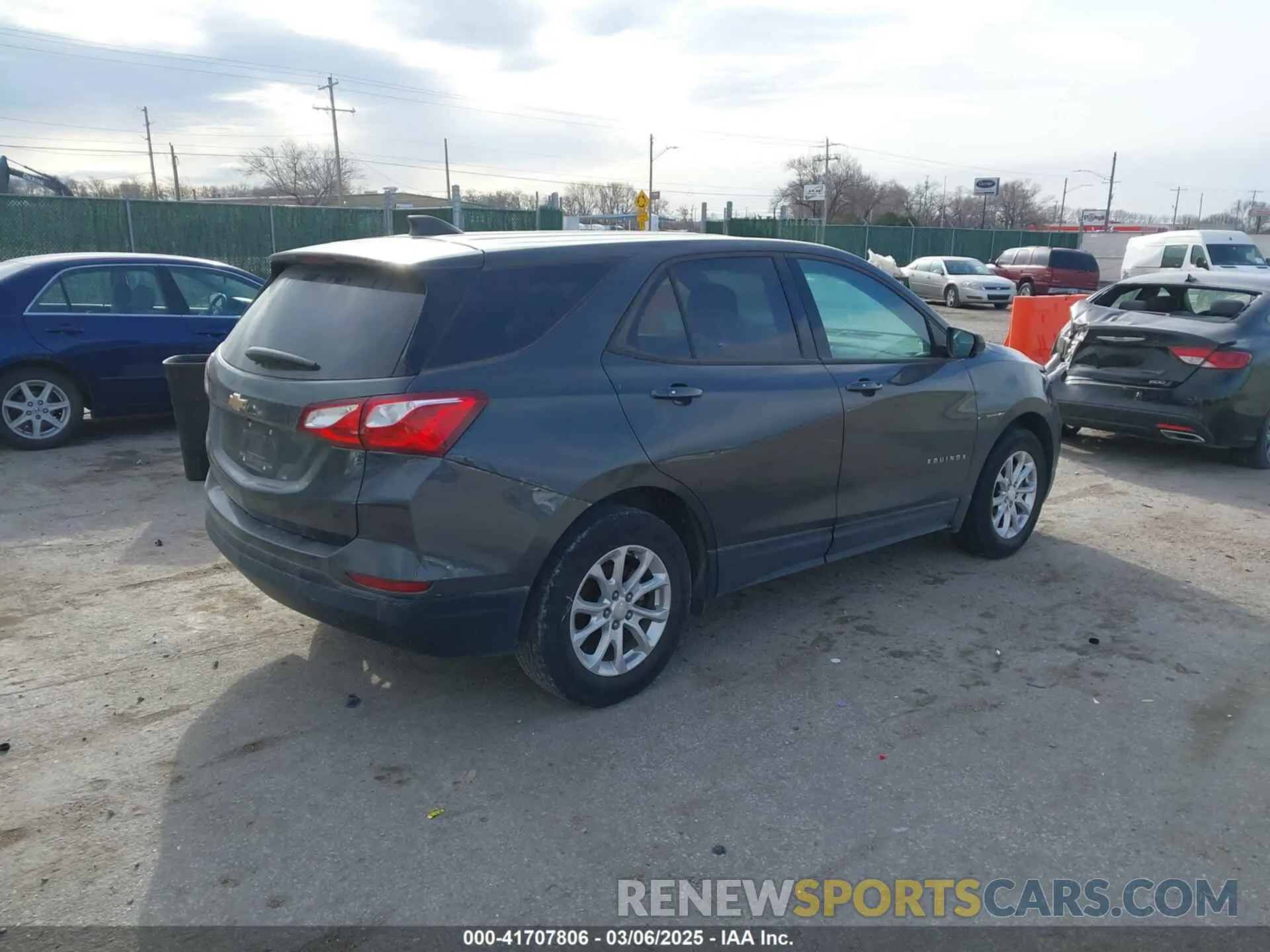 4 Photograph of a damaged car 3GNAXHEV2KS564335 CHEVROLET EQUINOX 2019