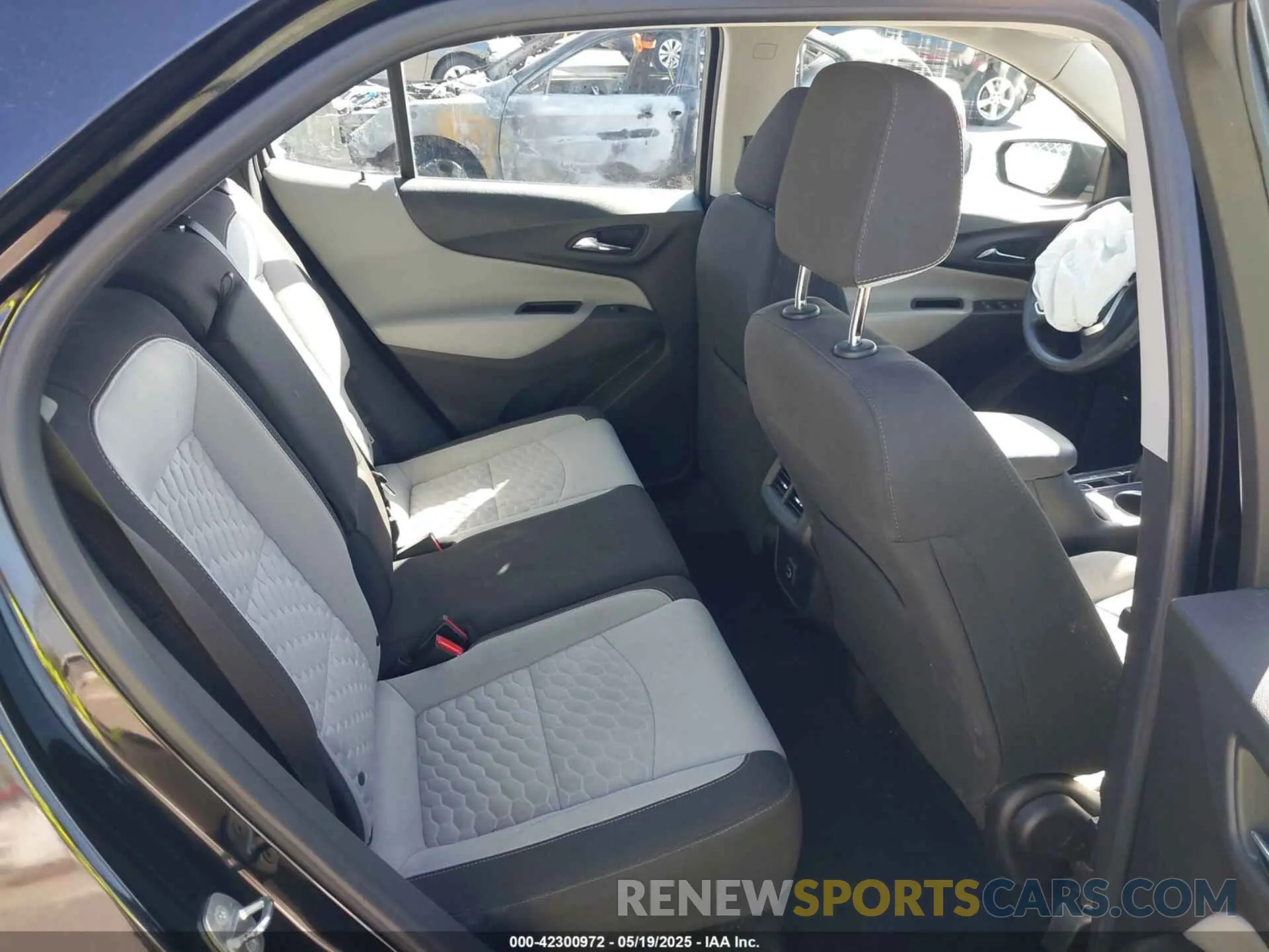 8 Photograph of a damaged car 3GNAXHEV8KL326760 CHEVROLET EQUINOX 2019