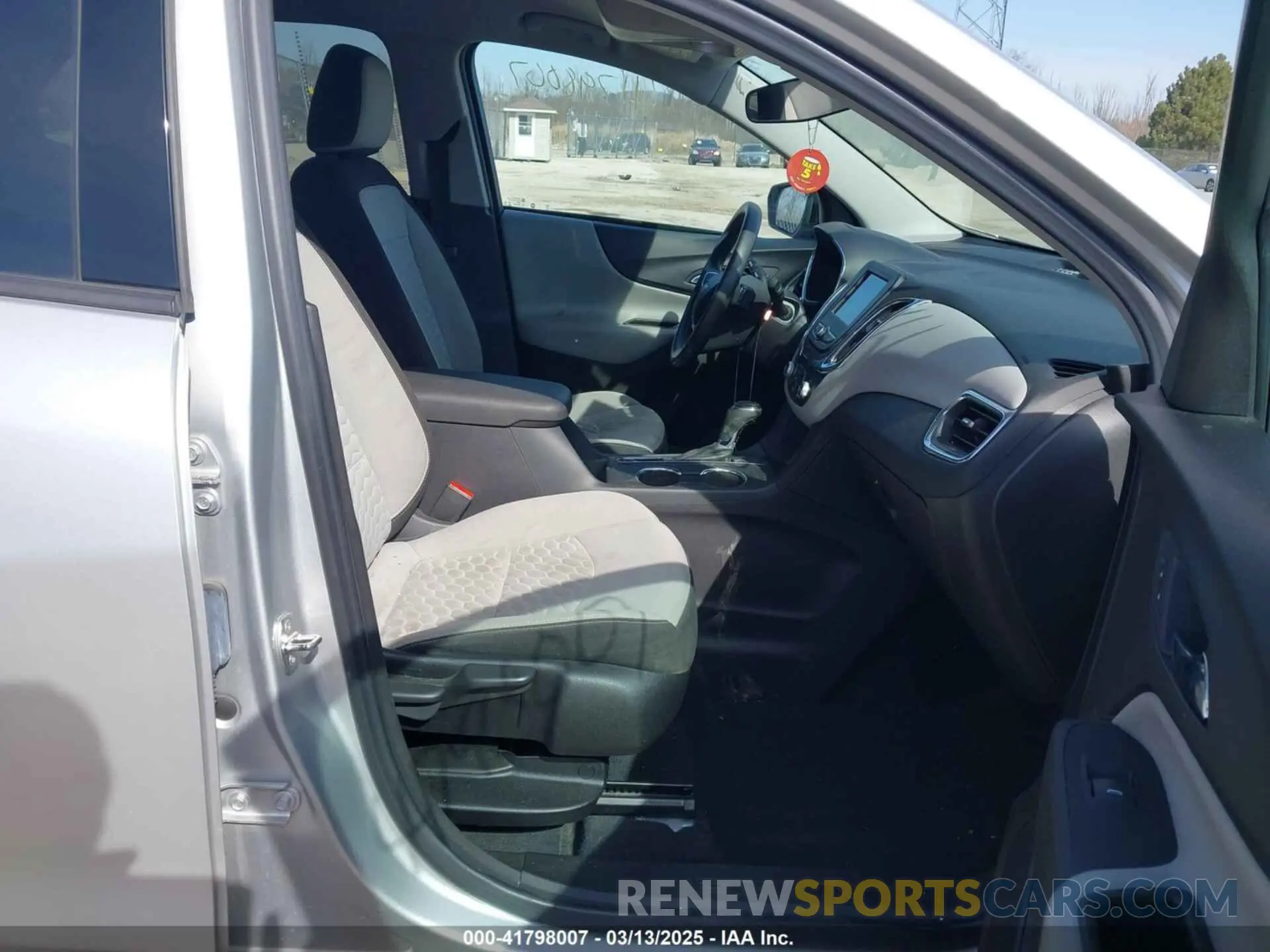 5 Photograph of a damaged car 3GNAXHEV9KS664142 CHEVROLET EQUINOX 2019