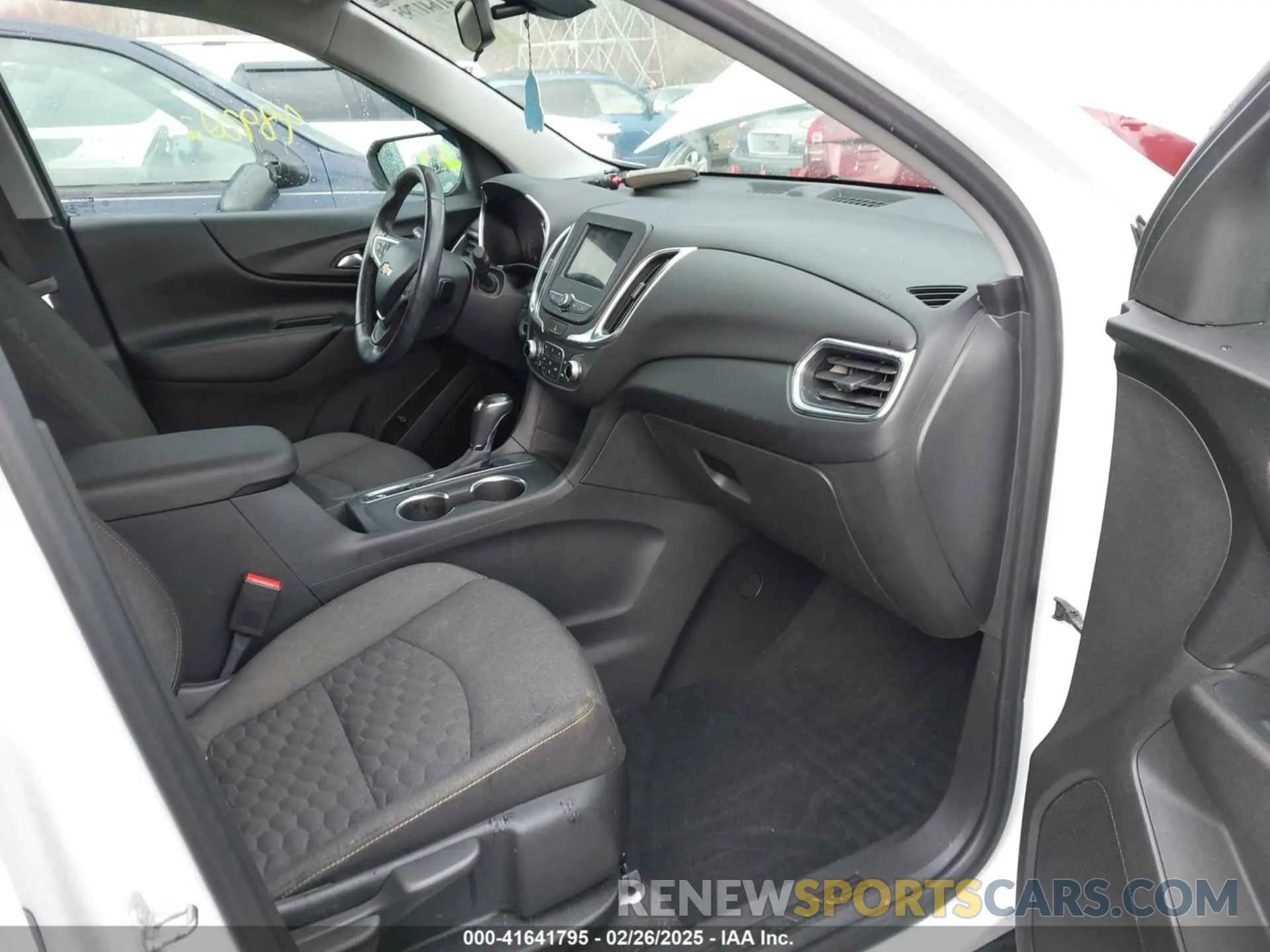5 Photograph of a damaged car 3GNAXKEV0KS650479 CHEVROLET EQUINOX 2019