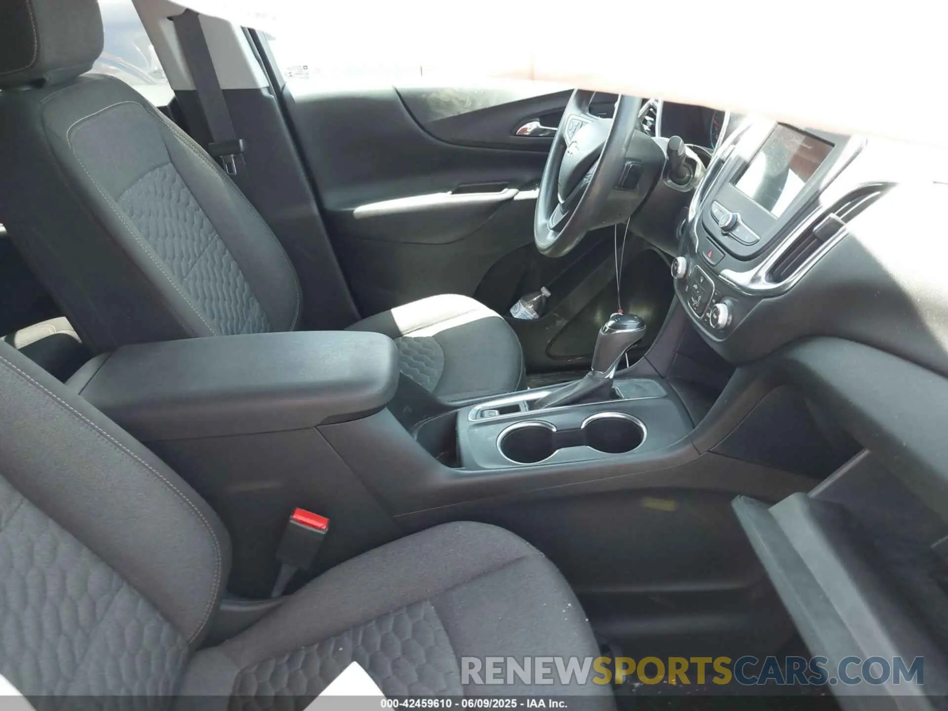 5 Photograph of a damaged car 3GNAXKEV2KS602269 CHEVROLET EQUINOX 2019