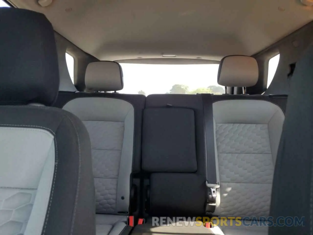 10 Photograph of a damaged car 3GNAXKEV2KS663556 CHEVROLET EQUINOX 2019