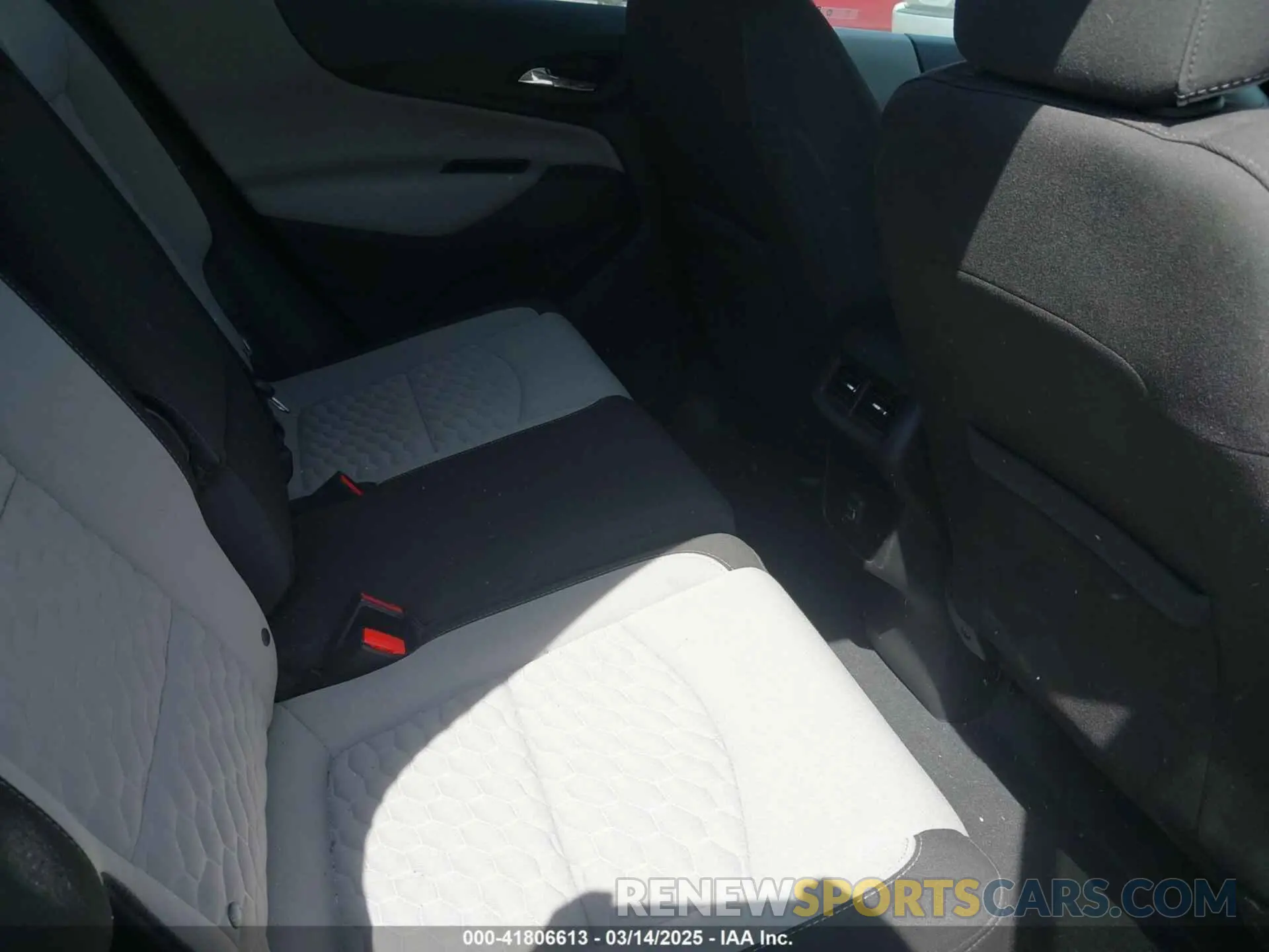 8 Photograph of a damaged car 3GNAXKEV3KS500754 CHEVROLET EQUINOX 2019