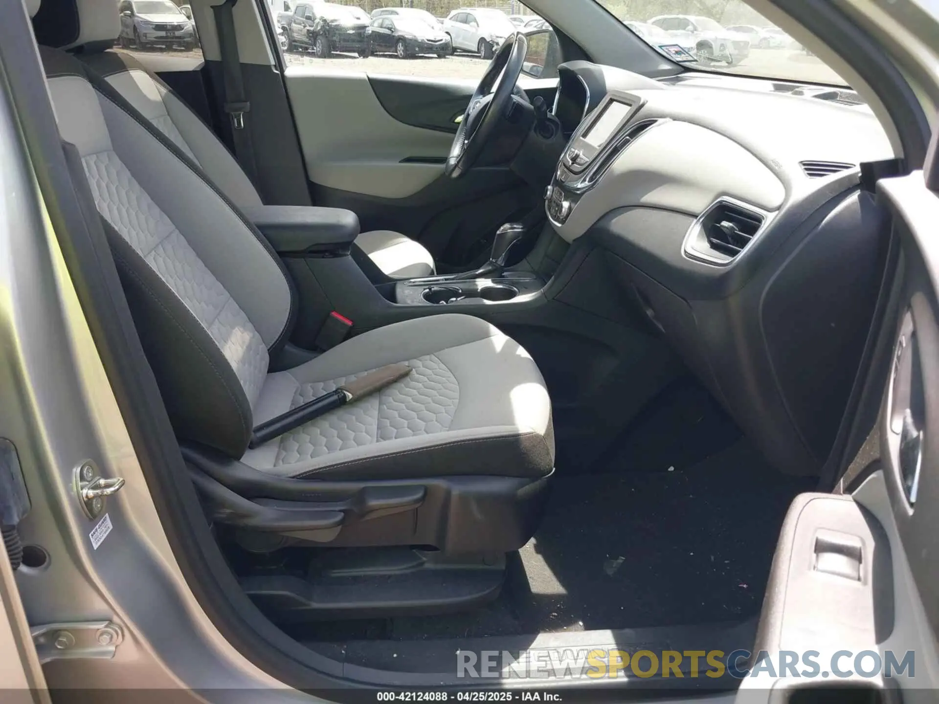 5 Photograph of a damaged car 3GNAXKEV3KS647429 CHEVROLET EQUINOX 2019