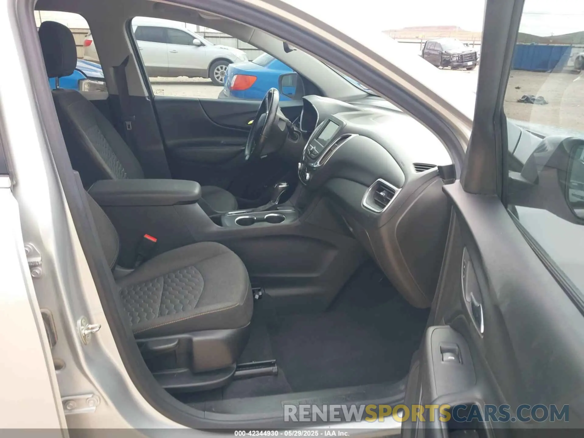 5 Photograph of a damaged car 3GNAXKEV4KS657094 CHEVROLET EQUINOX 2019