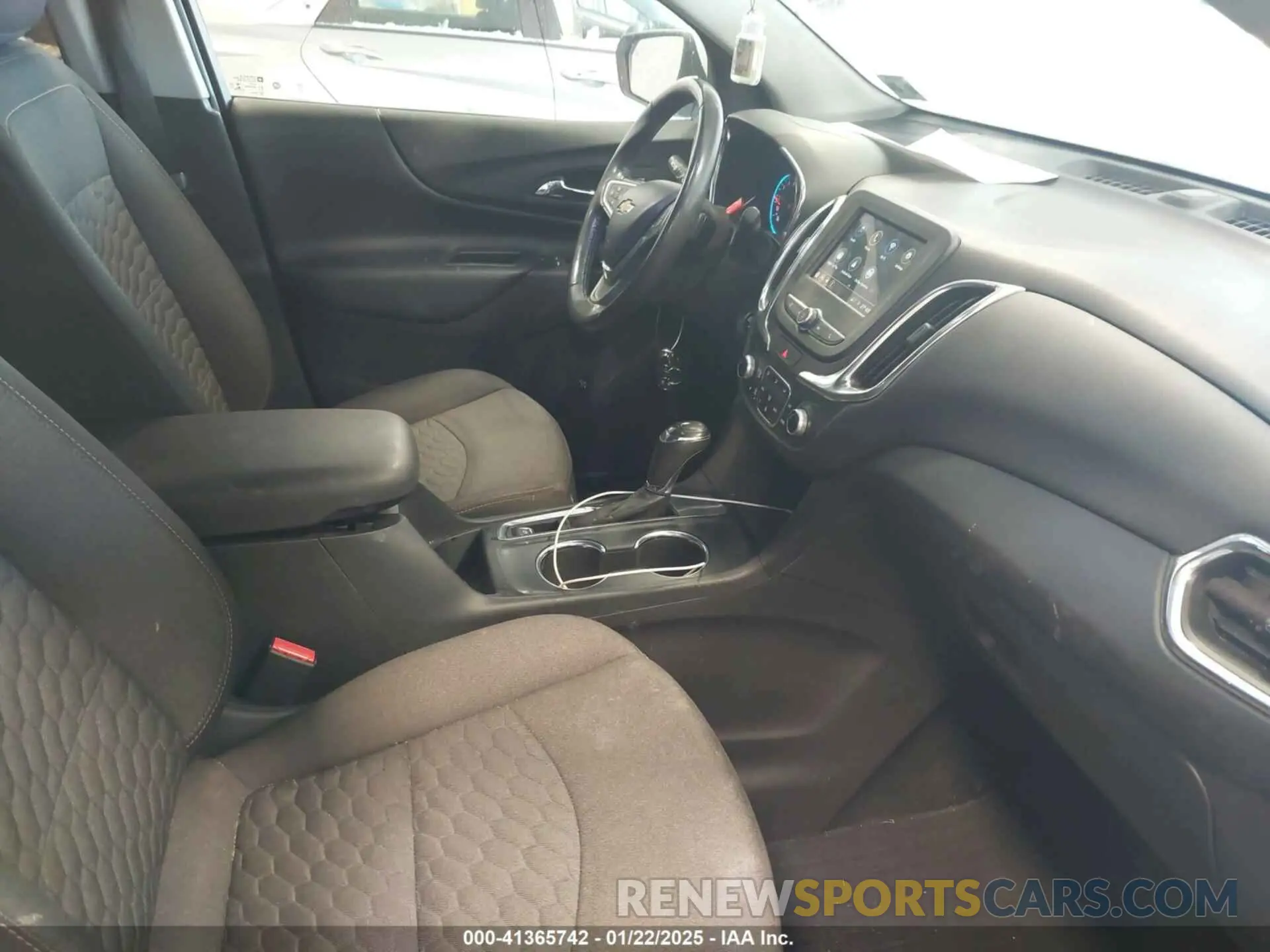 5 Photograph of a damaged car 3GNAXKEV5KS647402 CHEVROLET EQUINOX 2019