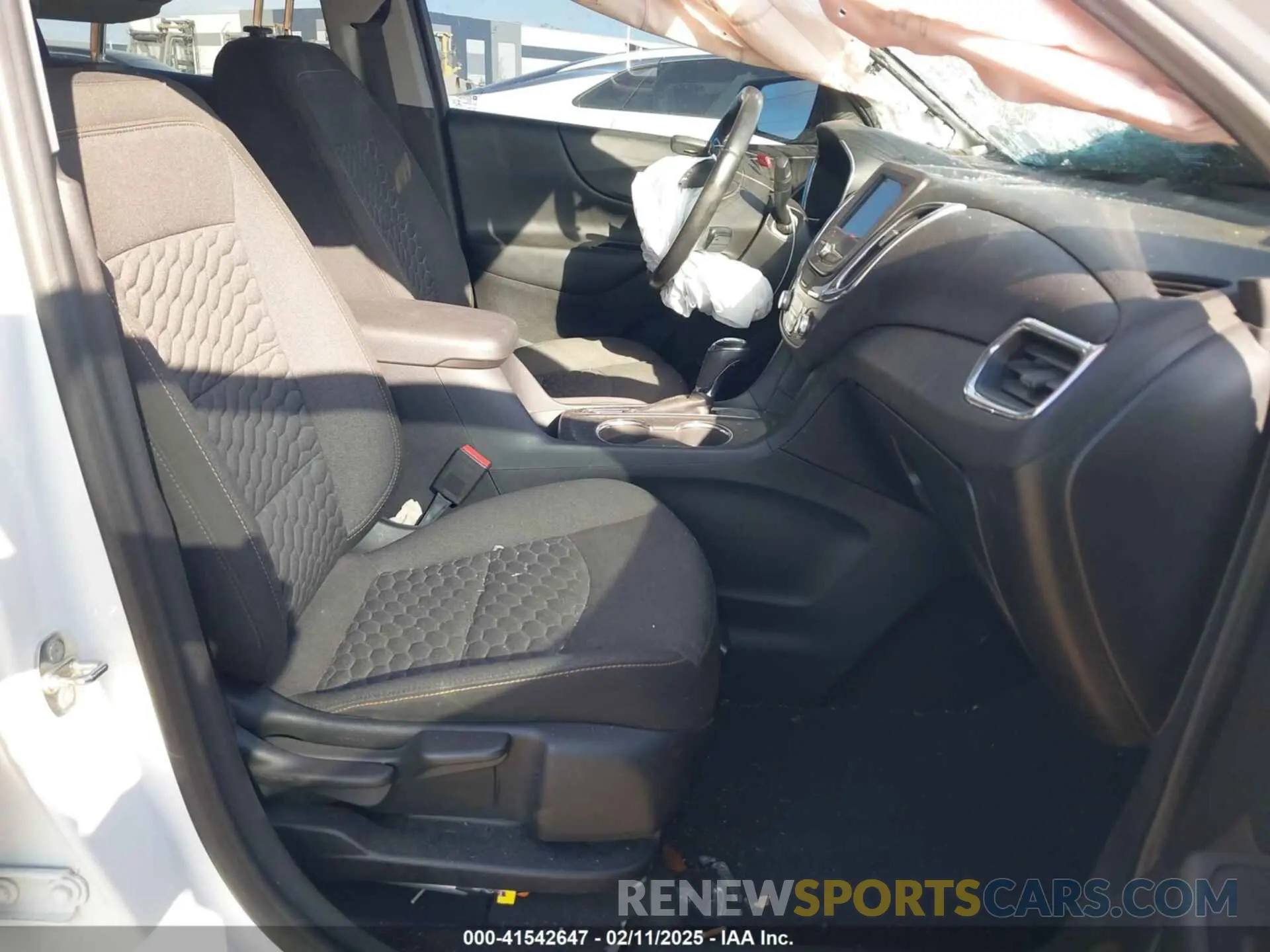 5 Photograph of a damaged car 3GNAXKEVXKS634144 CHEVROLET EQUINOX 2019