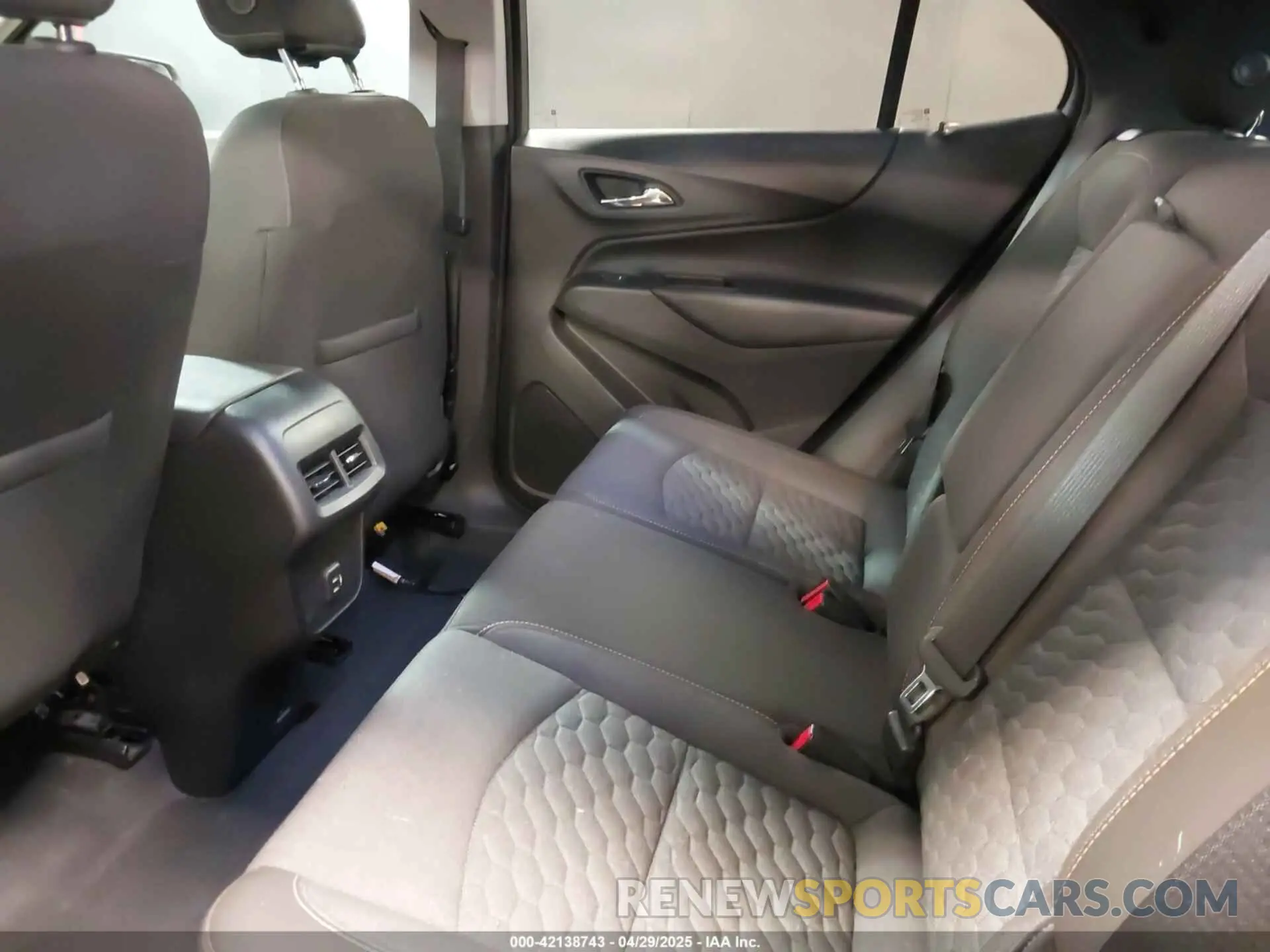 8 Photograph of a damaged car 3GNAXUEV4KL226292 CHEVROLET EQUINOX 2019