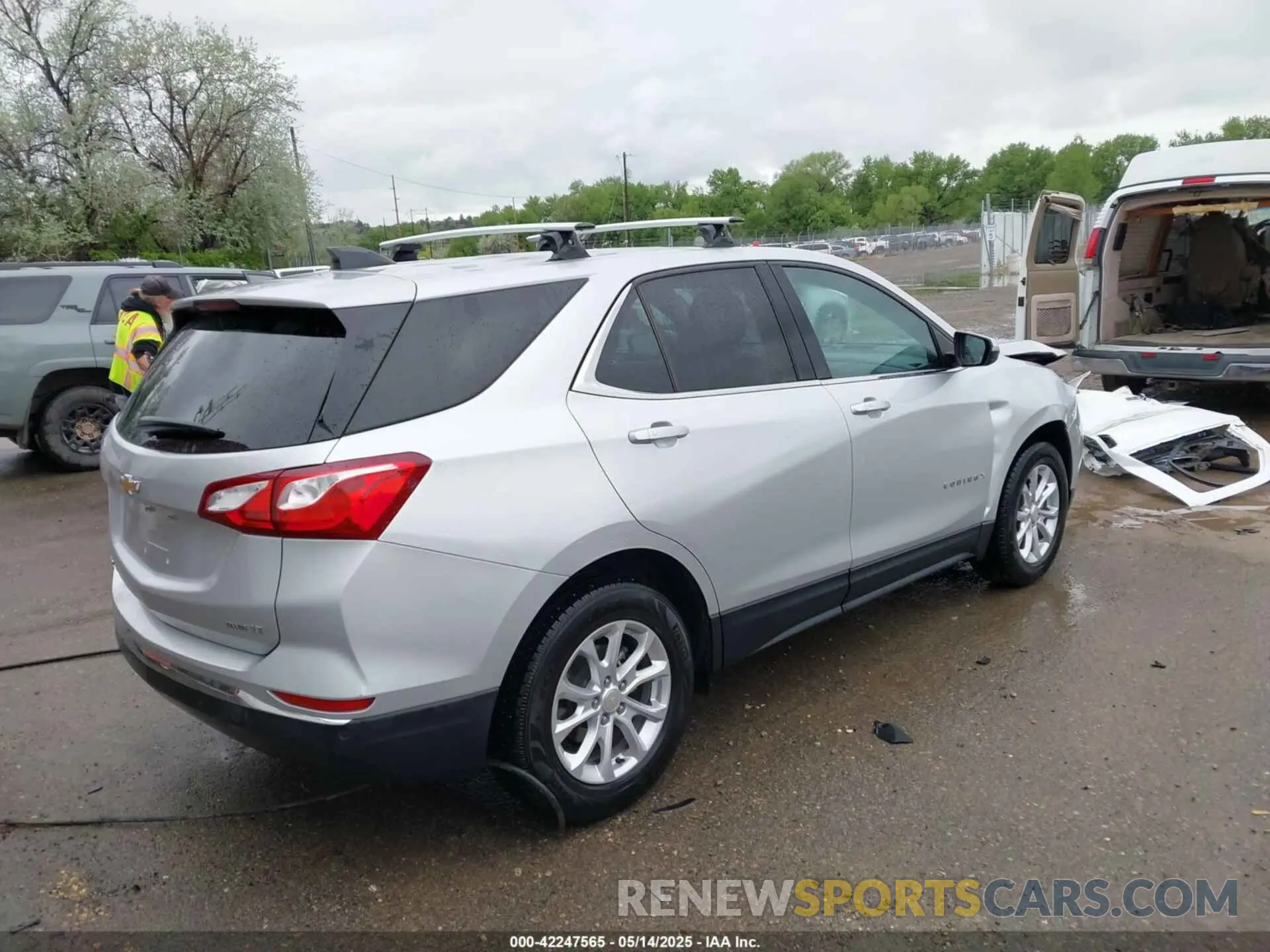 4 Photograph of a damaged car 3GNAXUEV4KS640906 CHEVROLET EQUINOX 2019