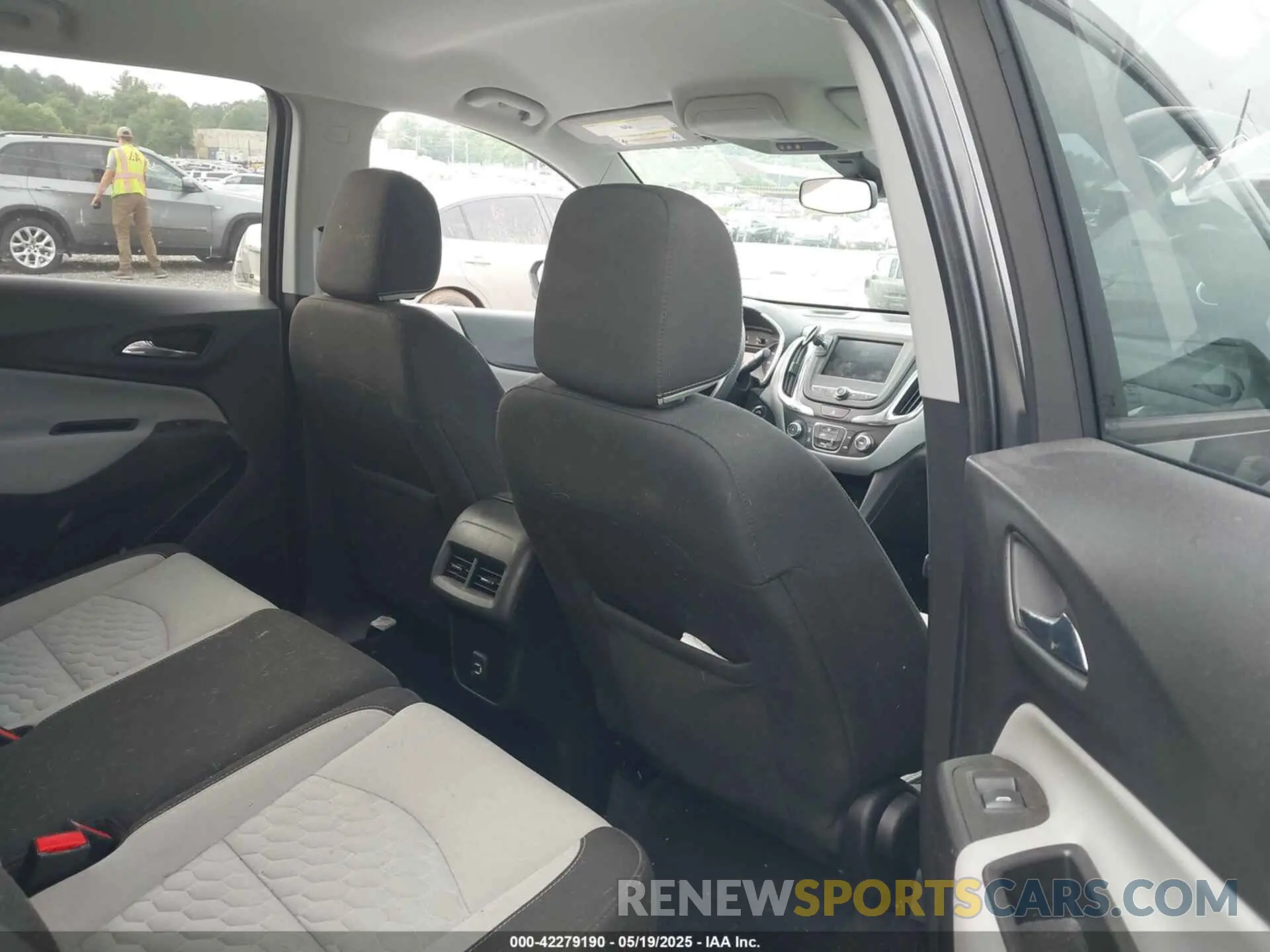 8 Photograph of a damaged car 2GNAX5EV1L6242235 CHEVROLET EQUINOX 2020