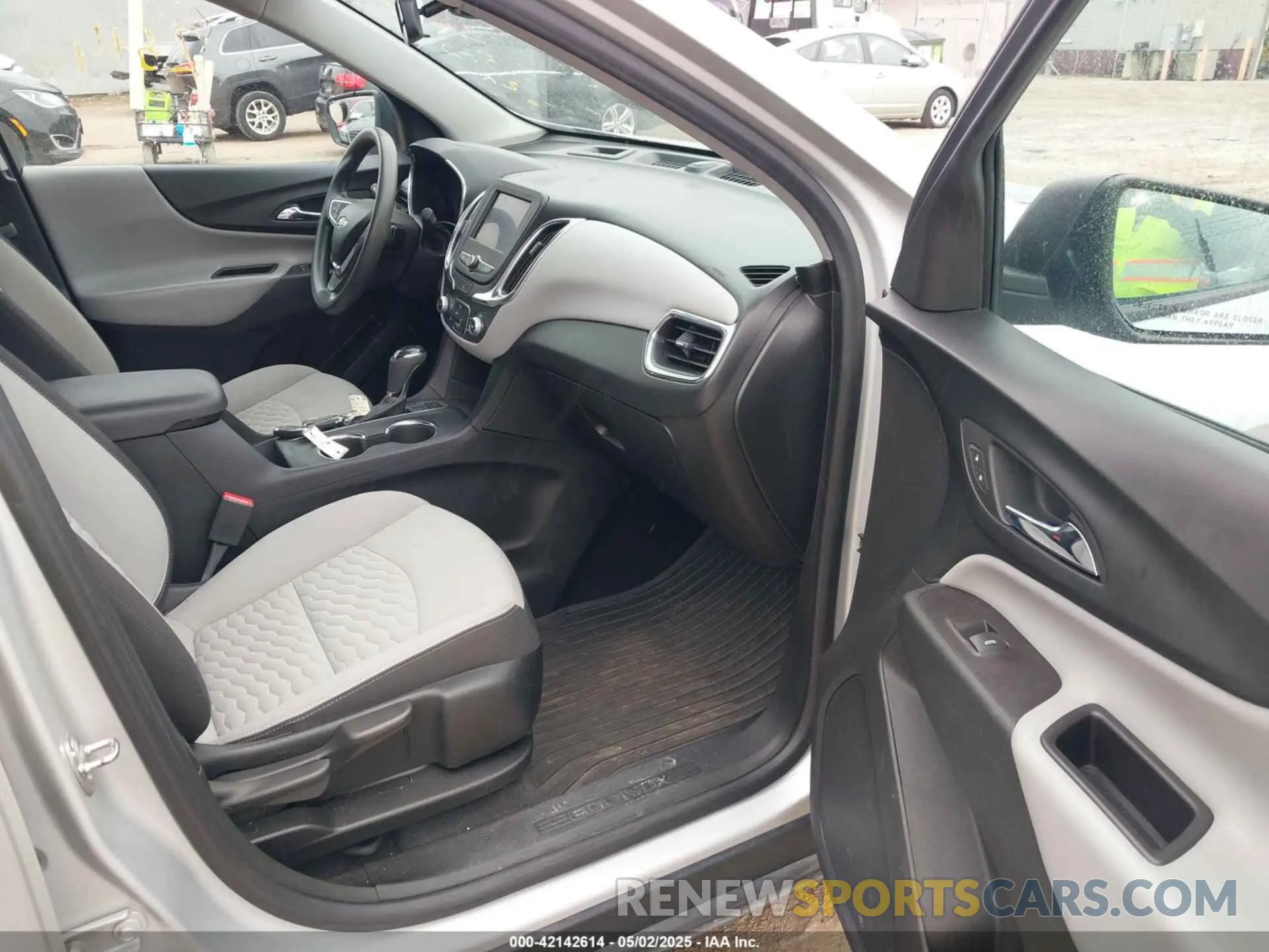 5 Photograph of a damaged car 2GNAX5EV2L6232295 CHEVROLET EQUINOX 2020