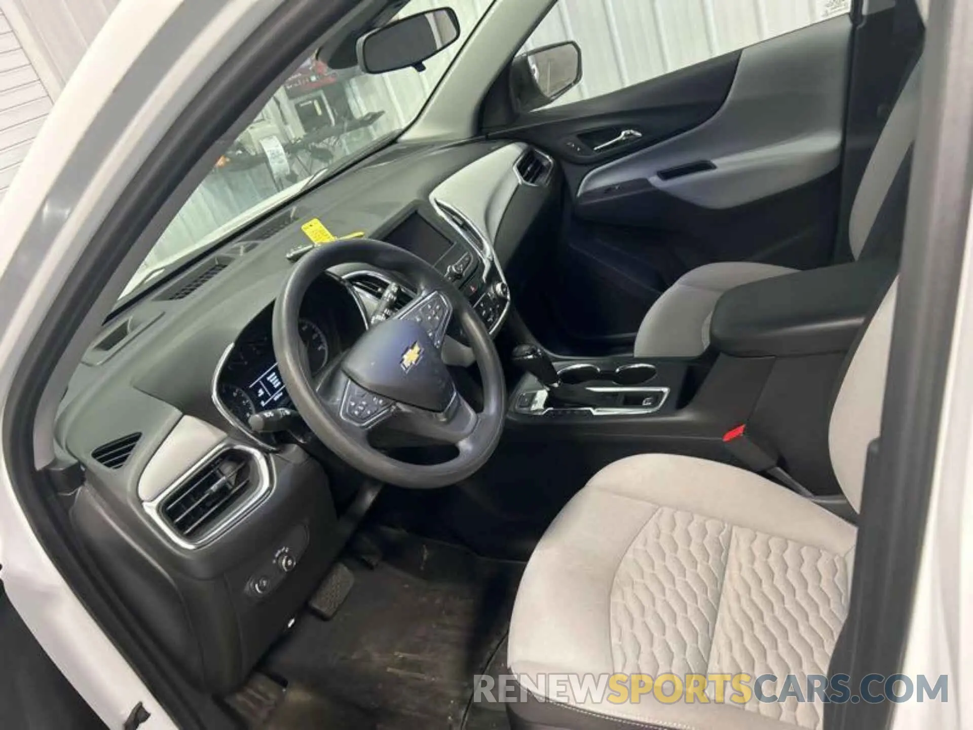 10 Photograph of a damaged car 2GNAX5EV6L6255966 CHEVROLET EQUINOX 2020