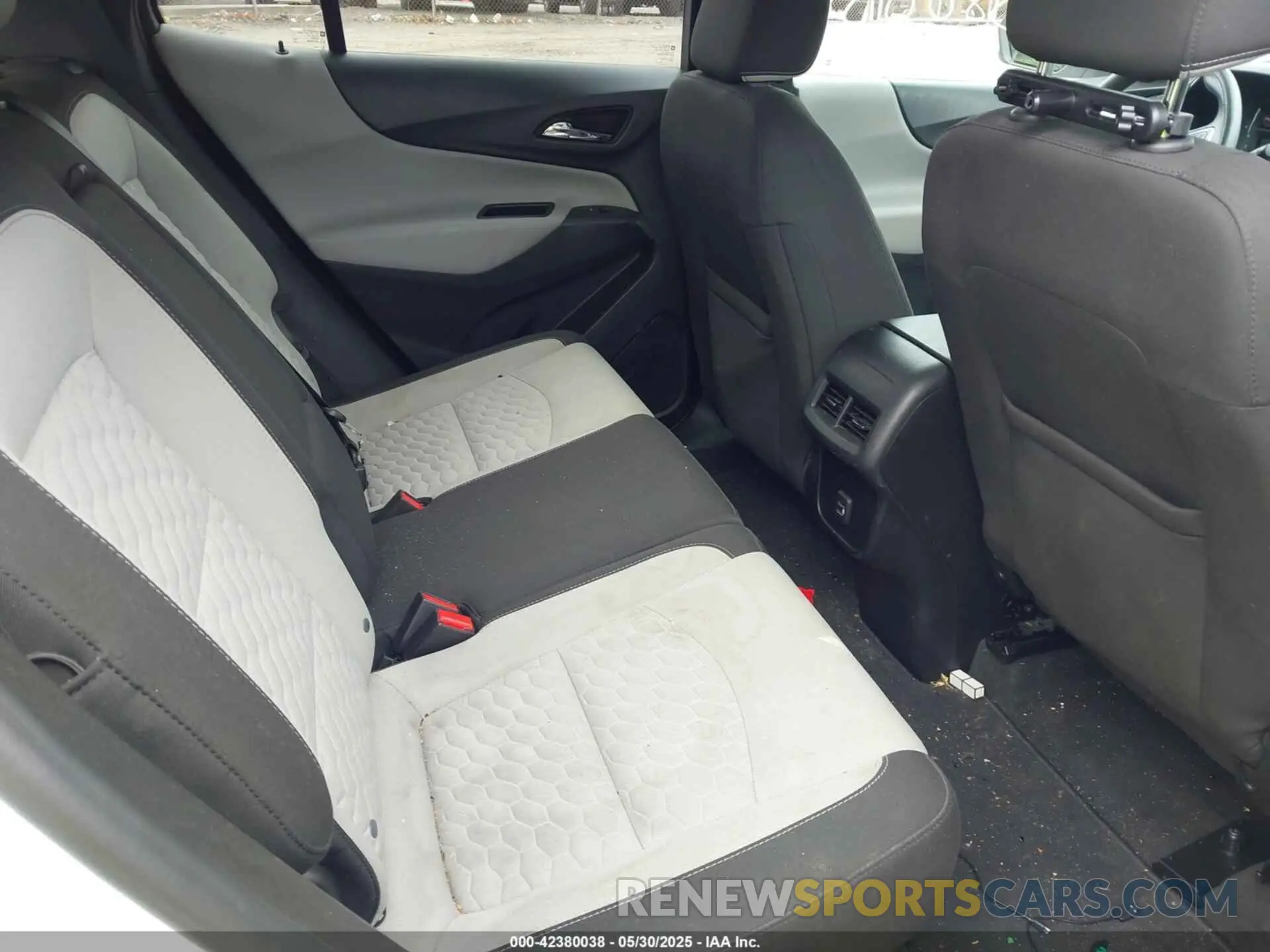 8 Photograph of a damaged car 2GNAXFEV0L6204663 CHEVROLET EQUINOX 2020
