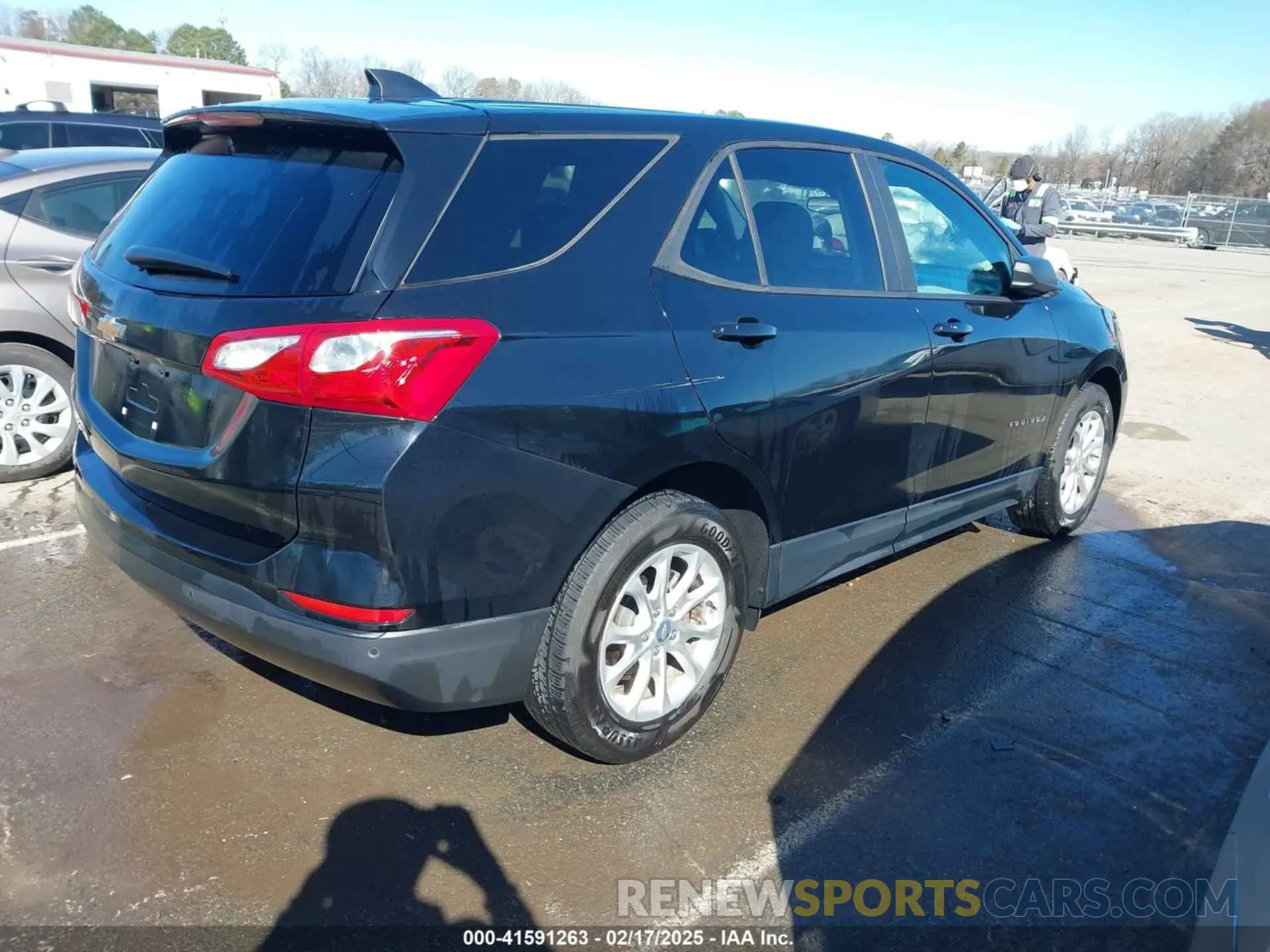 4 Photograph of a damaged car 2GNAXFEV0L6230129 CHEVROLET EQUINOX 2020