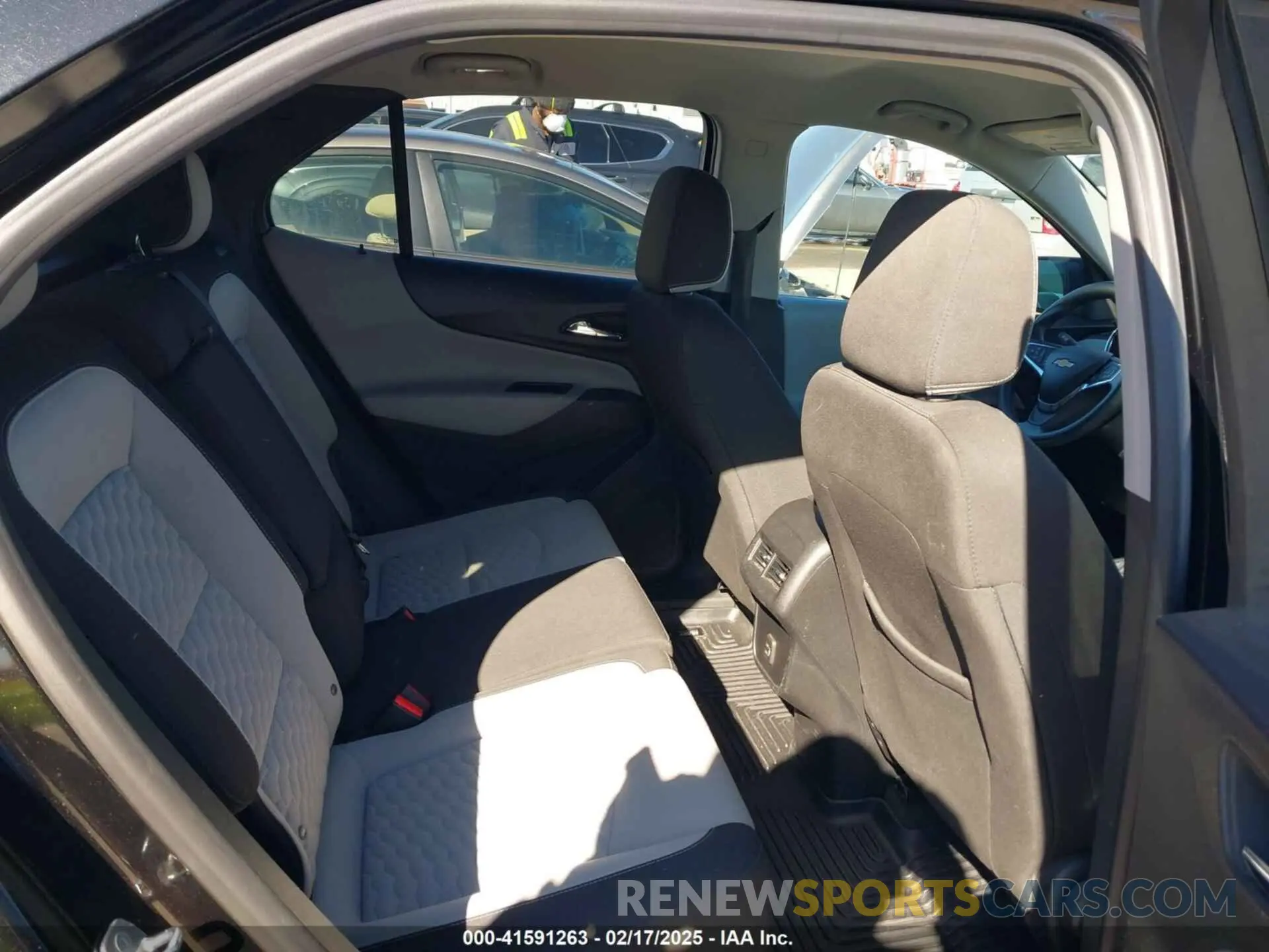 8 Photograph of a damaged car 2GNAXFEV0L6230129 CHEVROLET EQUINOX 2020