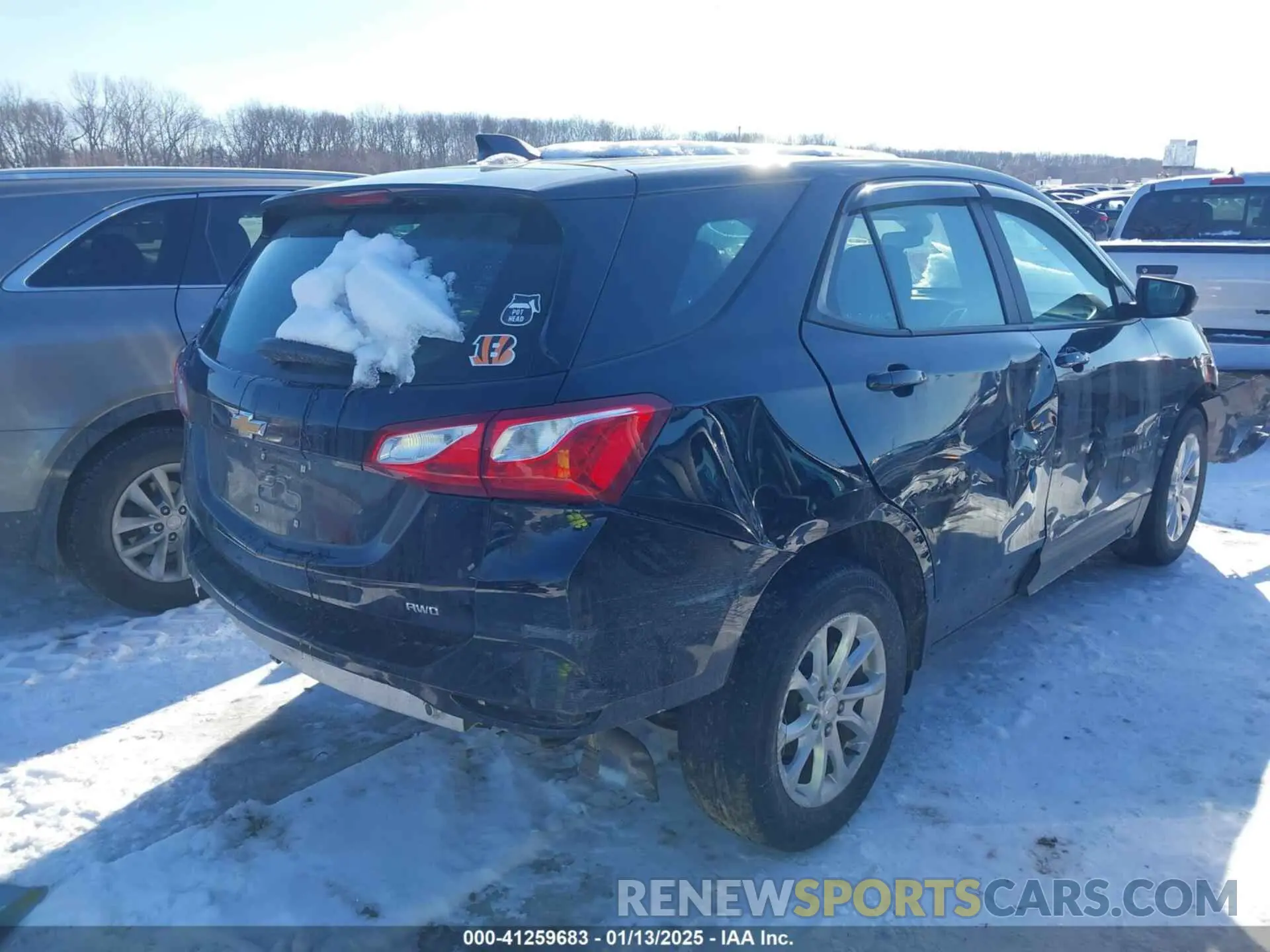 4 Photograph of a damaged car 2GNAXFEV1L6141055 CHEVROLET EQUINOX 2020