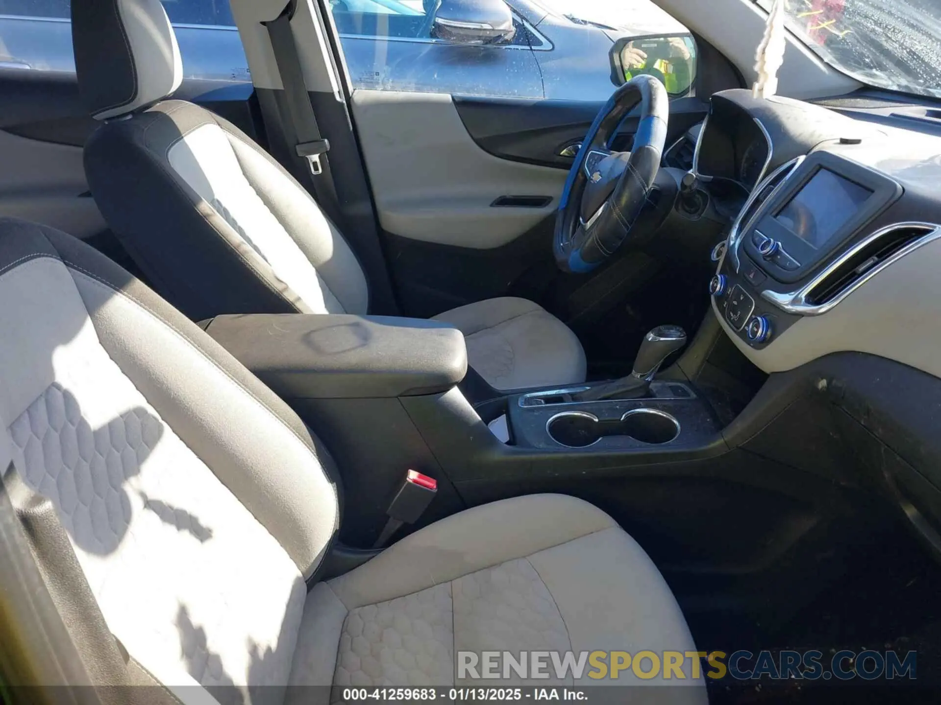 5 Photograph of a damaged car 2GNAXFEV1L6141055 CHEVROLET EQUINOX 2020