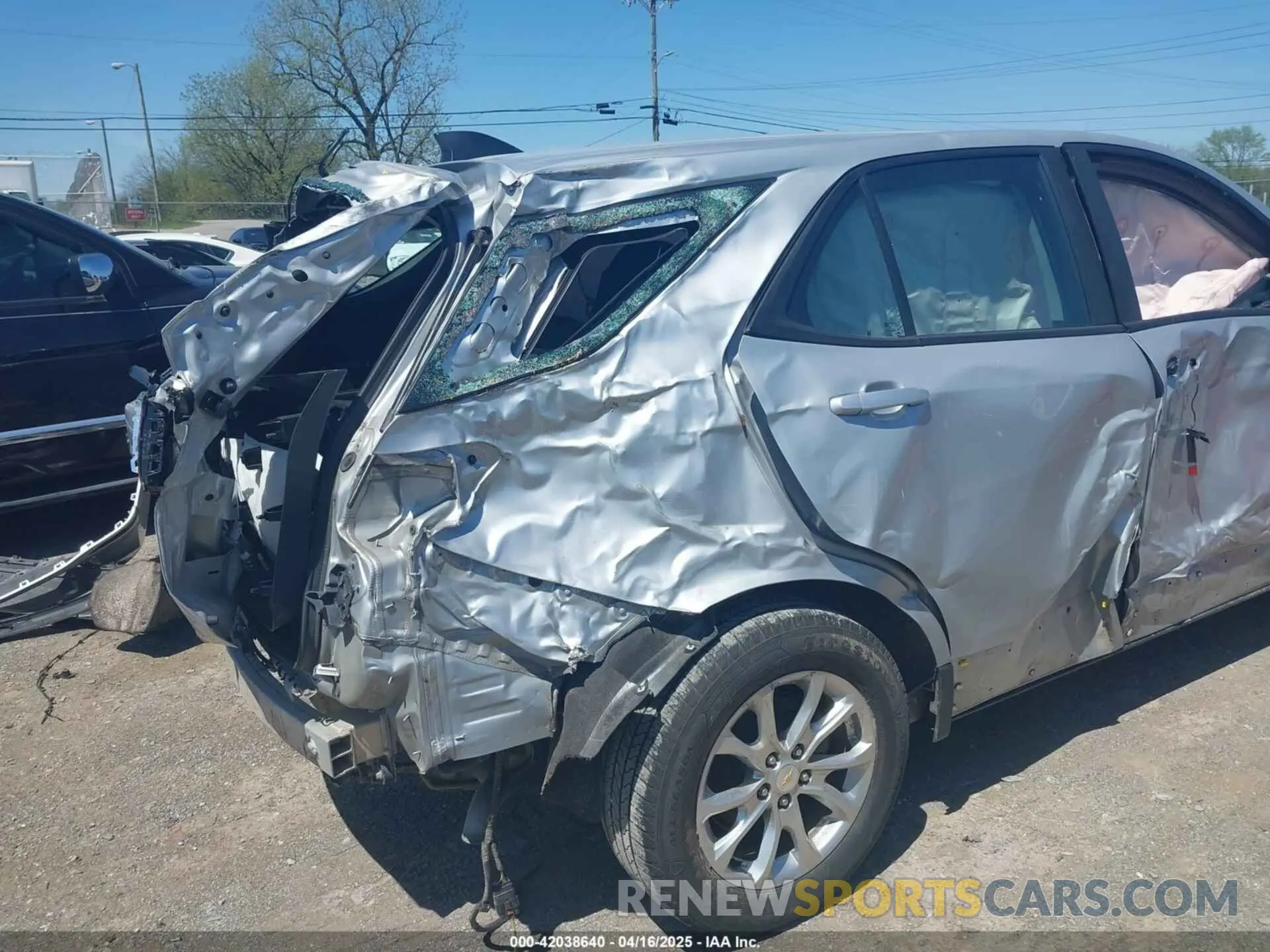 18 Photograph of a damaged car 2GNAXFEV9L6182260 CHEVROLET EQUINOX 2020