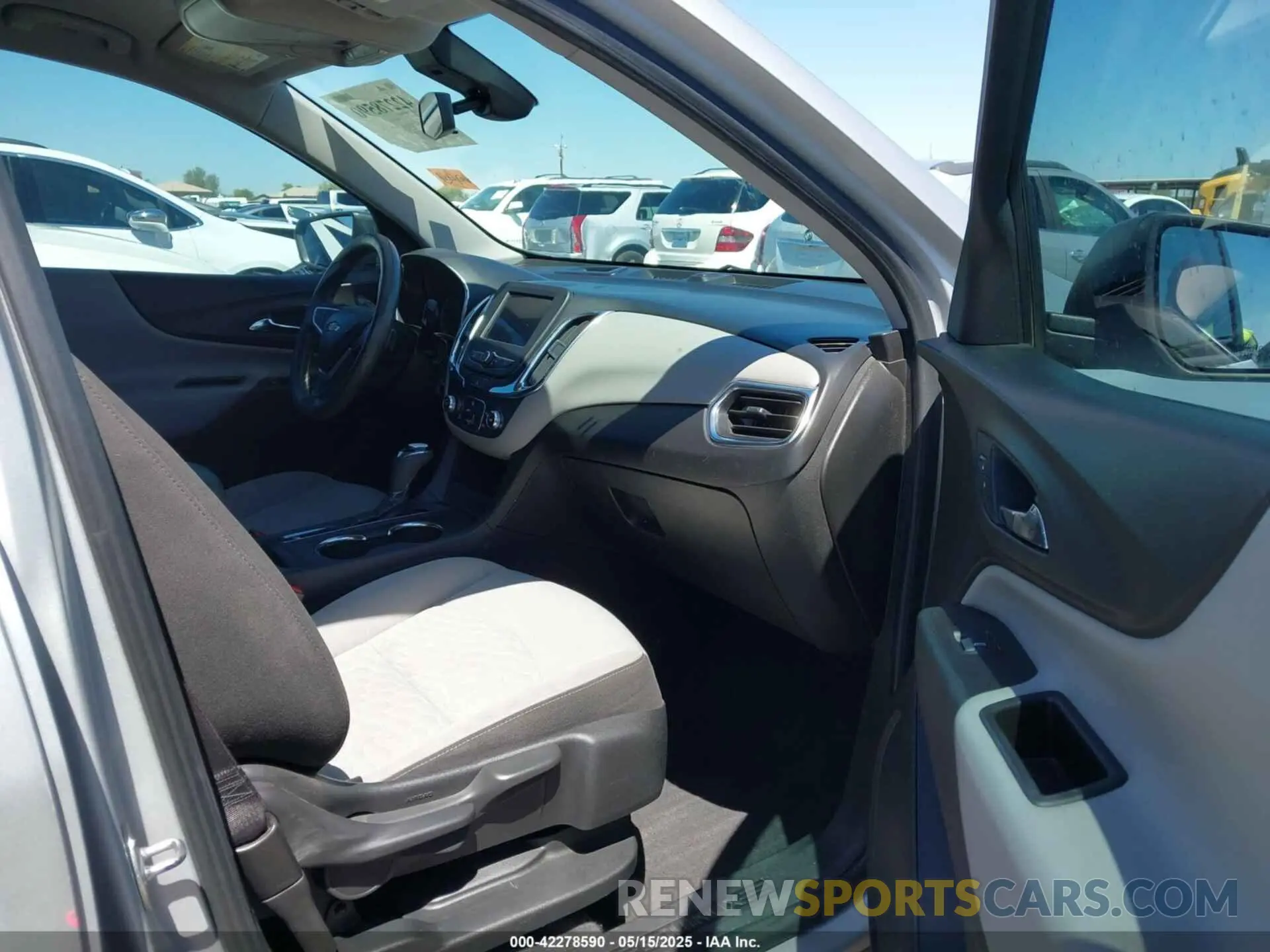 5 Photograph of a damaged car 2GNAXHEV0L6126395 CHEVROLET EQUINOX 2020
