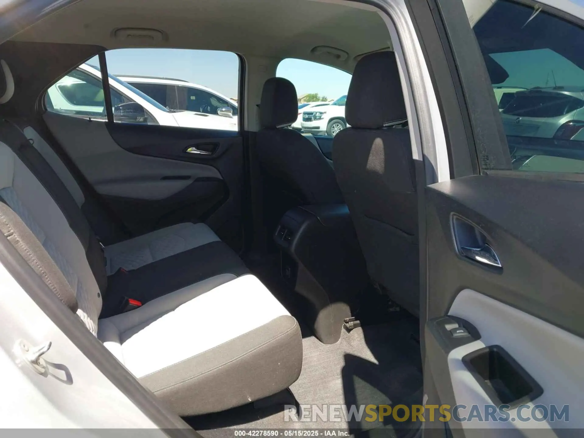 8 Photograph of a damaged car 2GNAXHEV0L6126395 CHEVROLET EQUINOX 2020