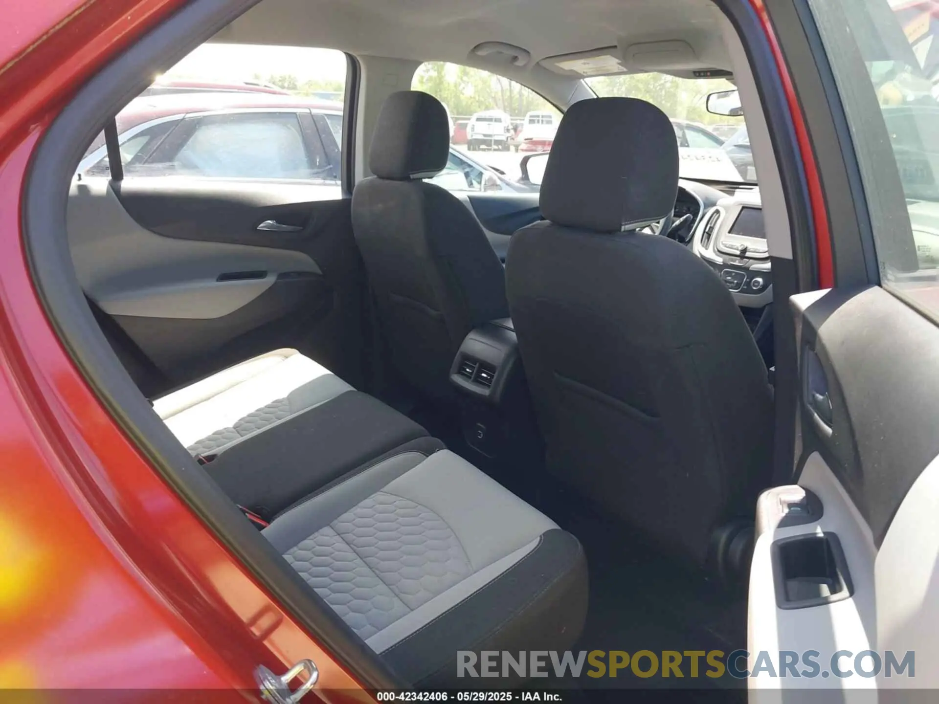 8 Photograph of a damaged car 2GNAXHEV0L6127790 CHEVROLET EQUINOX 2020