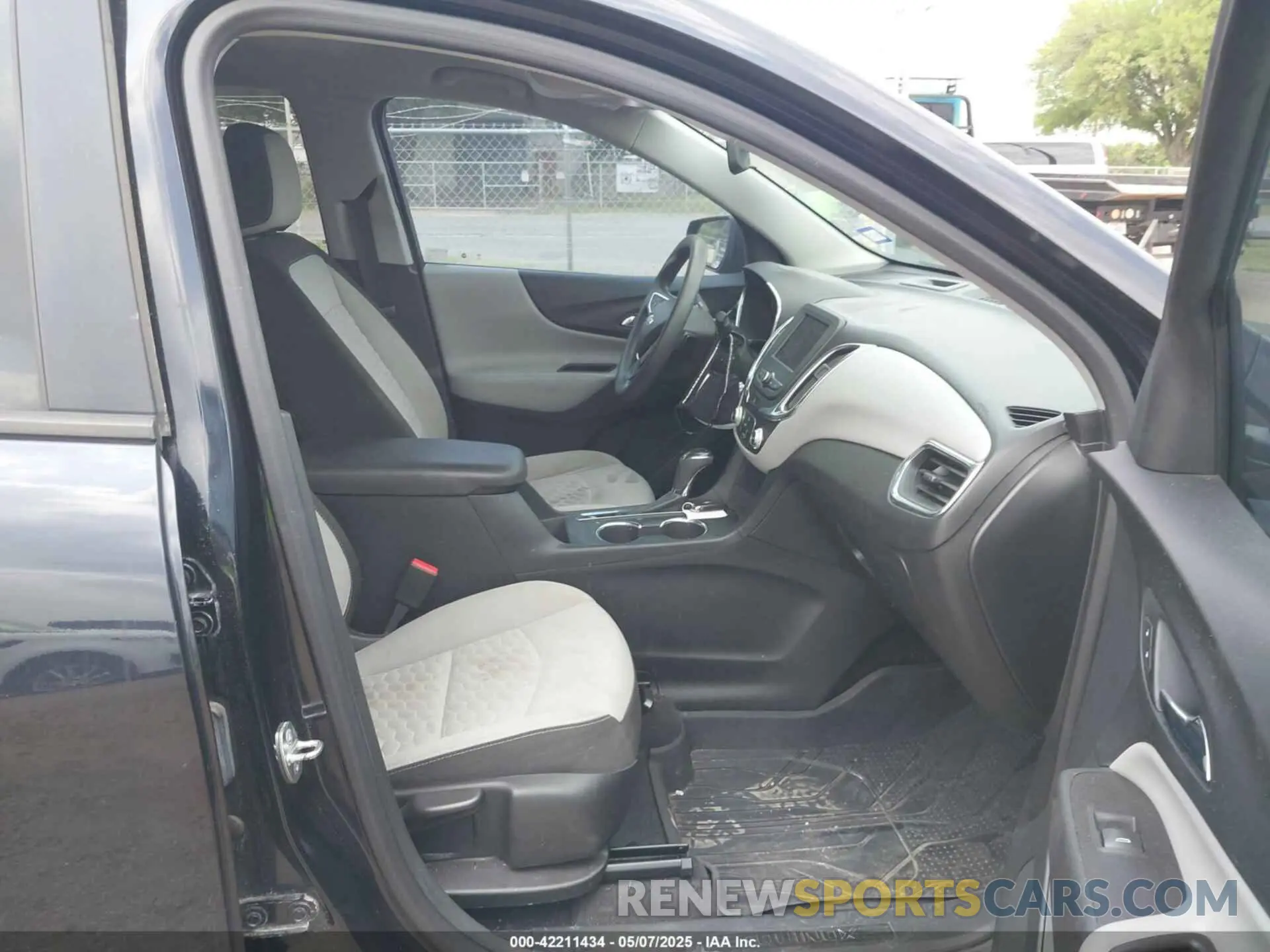 5 Photograph of a damaged car 2GNAXHEV0L6203458 CHEVROLET EQUINOX 2020