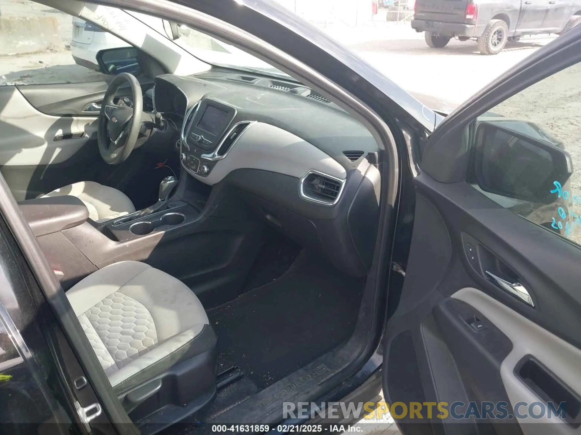 5 Photograph of a damaged car 2GNAXHEV1L6185102 CHEVROLET EQUINOX 2020