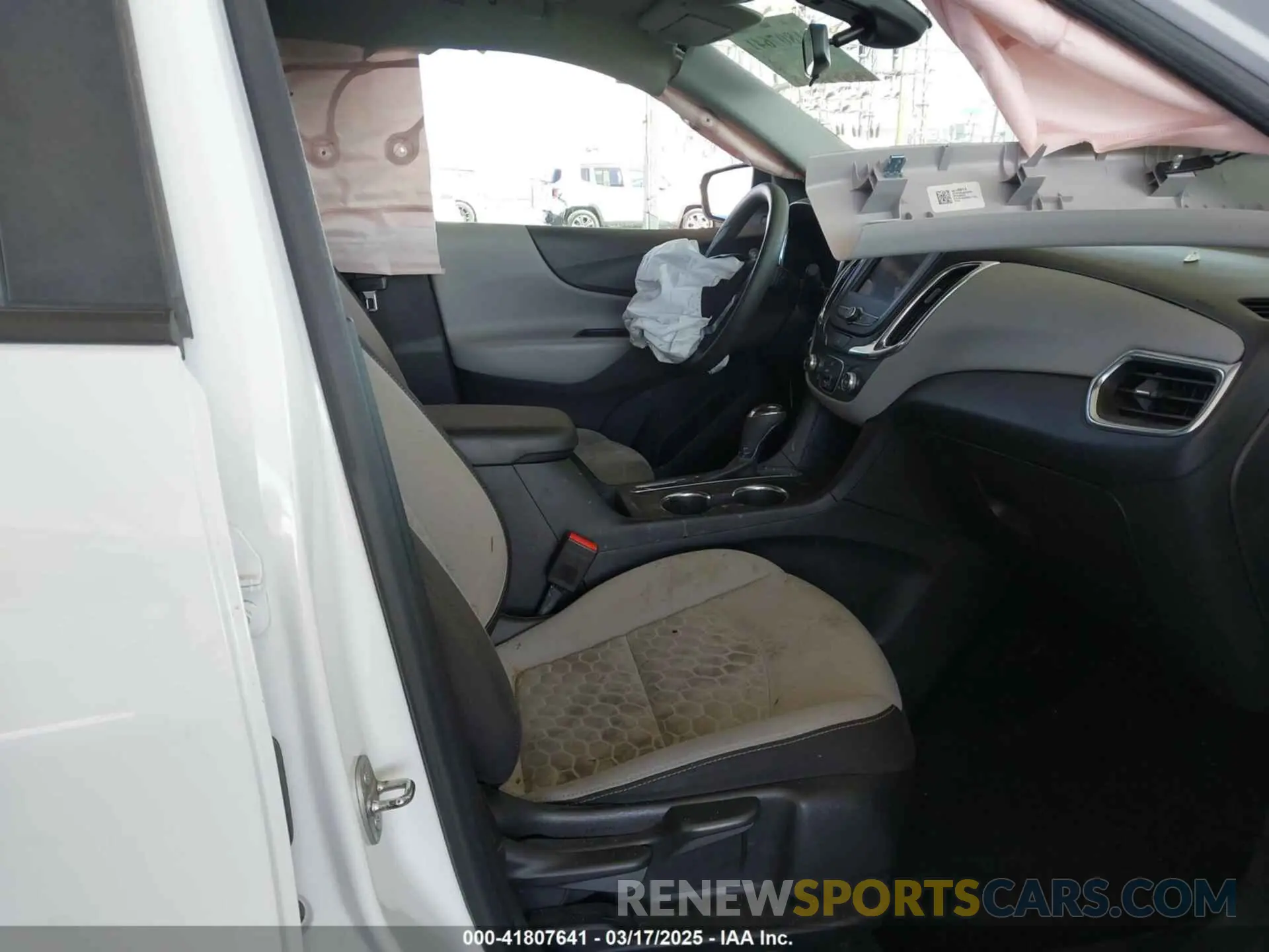 5 Photograph of a damaged car 2GNAXHEV2L6146602 CHEVROLET EQUINOX 2020