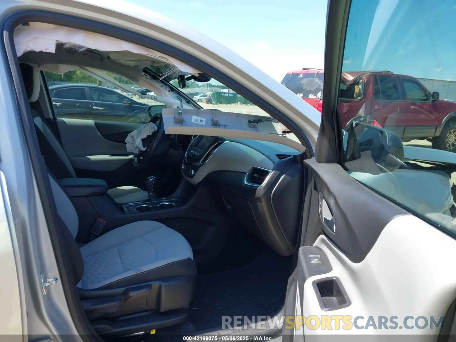 5 Photograph of a damaged car 2GNAXHEV3L6173341 CHEVROLET EQUINOX 2020