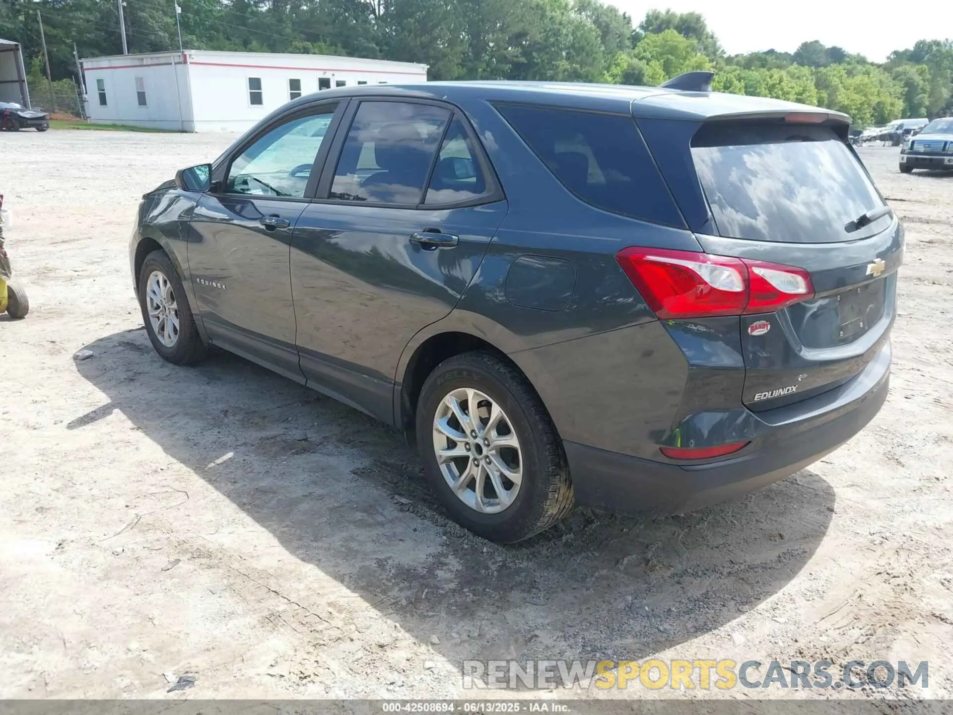 3 Photograph of a damaged car 2GNAXHEV3L6191693 CHEVROLET EQUINOX 2020