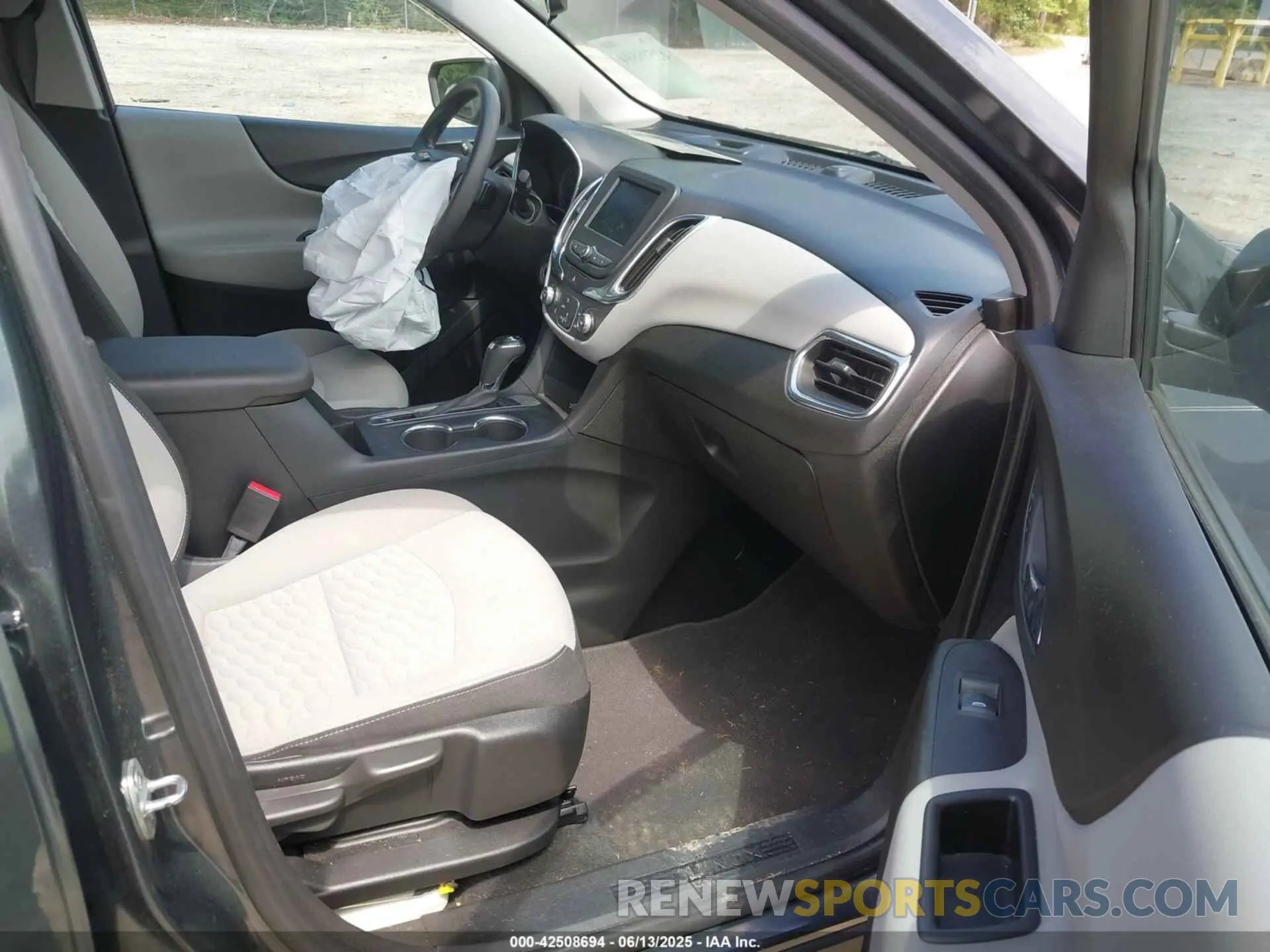 5 Photograph of a damaged car 2GNAXHEV3L6191693 CHEVROLET EQUINOX 2020