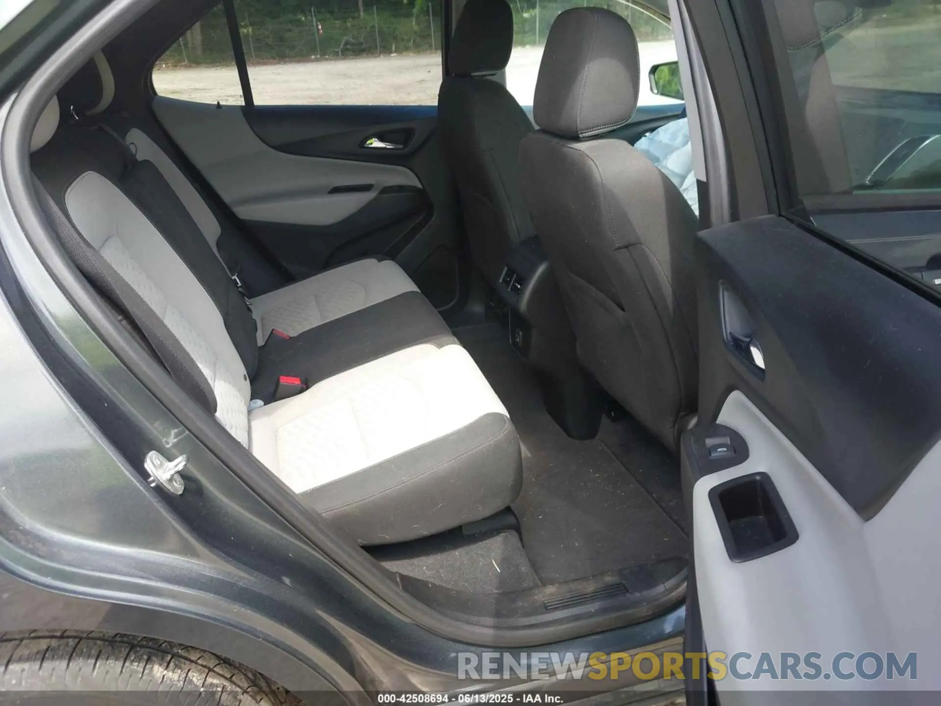 8 Photograph of a damaged car 2GNAXHEV3L6191693 CHEVROLET EQUINOX 2020
