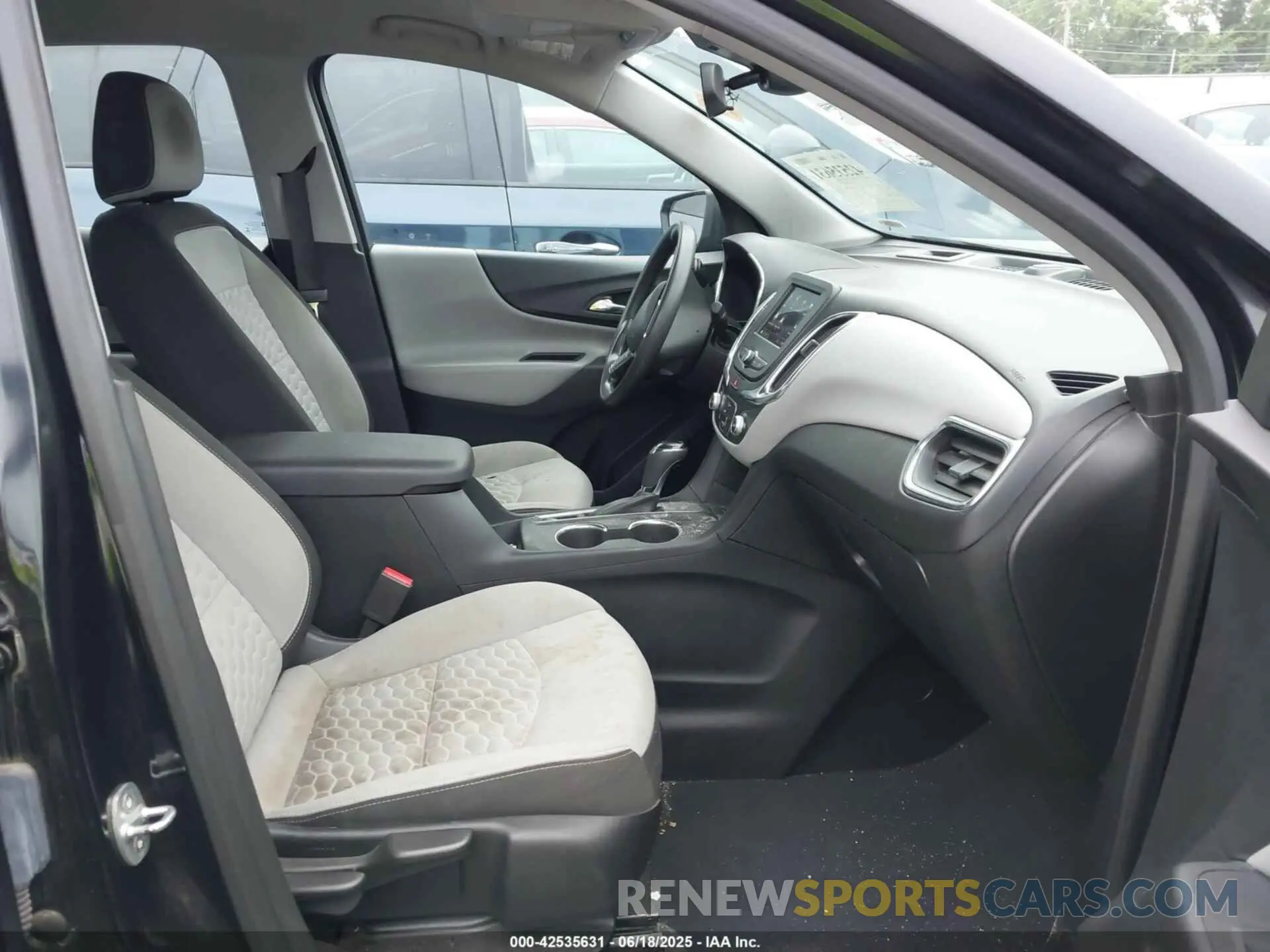 5 Photograph of a damaged car 2GNAXHEV3L6203356 CHEVROLET EQUINOX 2020