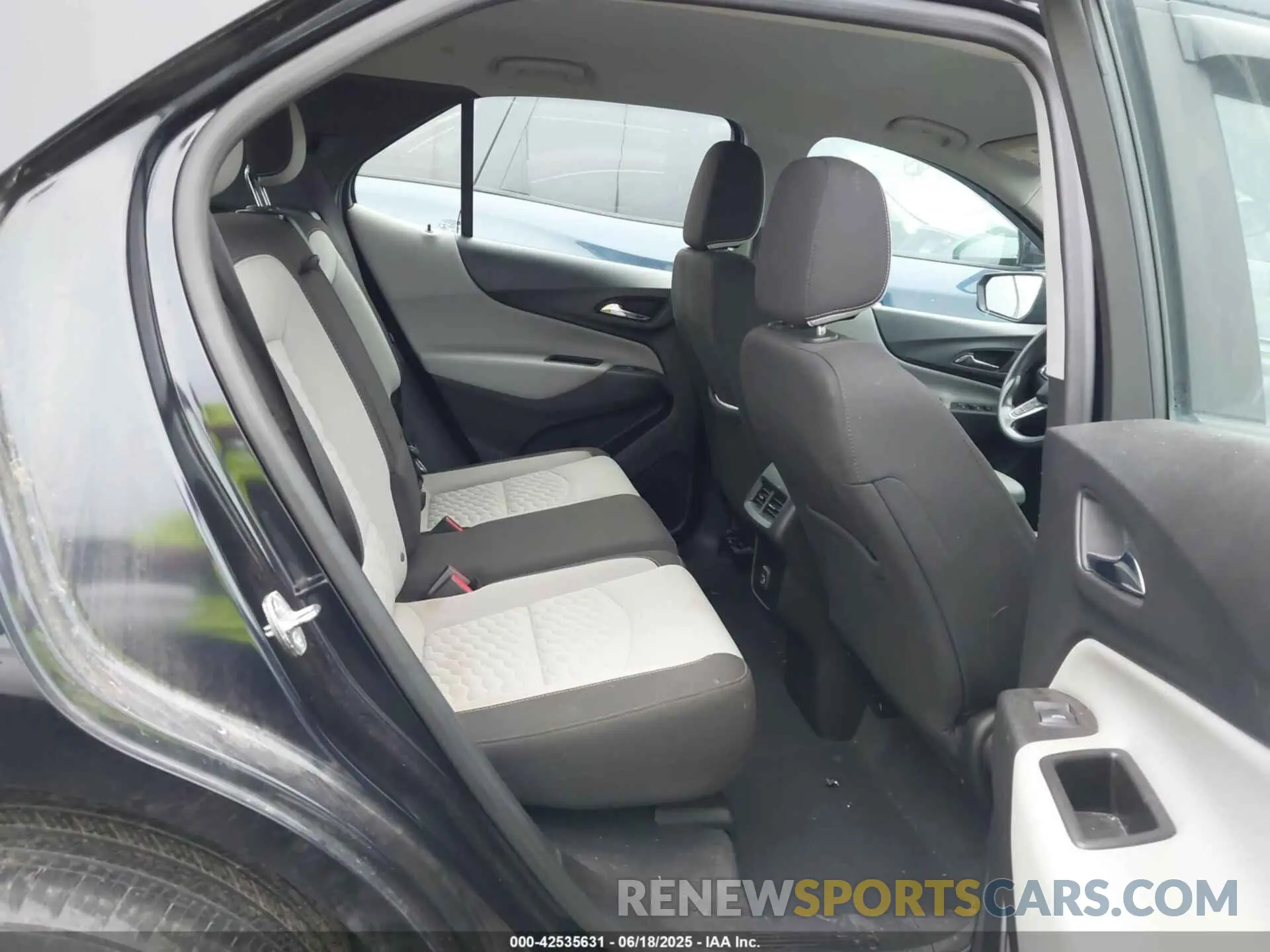 8 Photograph of a damaged car 2GNAXHEV3L6203356 CHEVROLET EQUINOX 2020