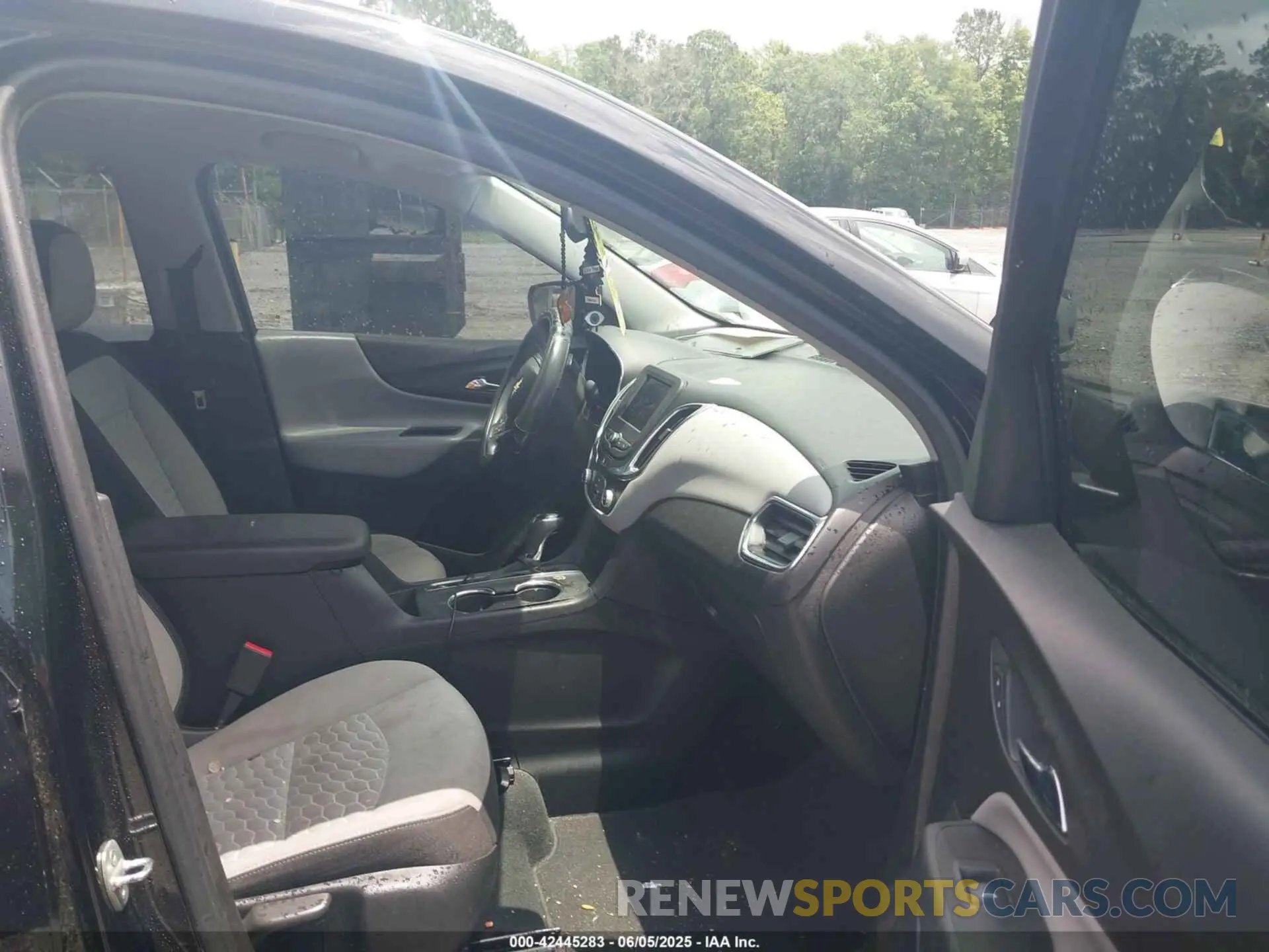 5 Photograph of a damaged car 2GNAXHEV3L6269504 CHEVROLET EQUINOX 2020