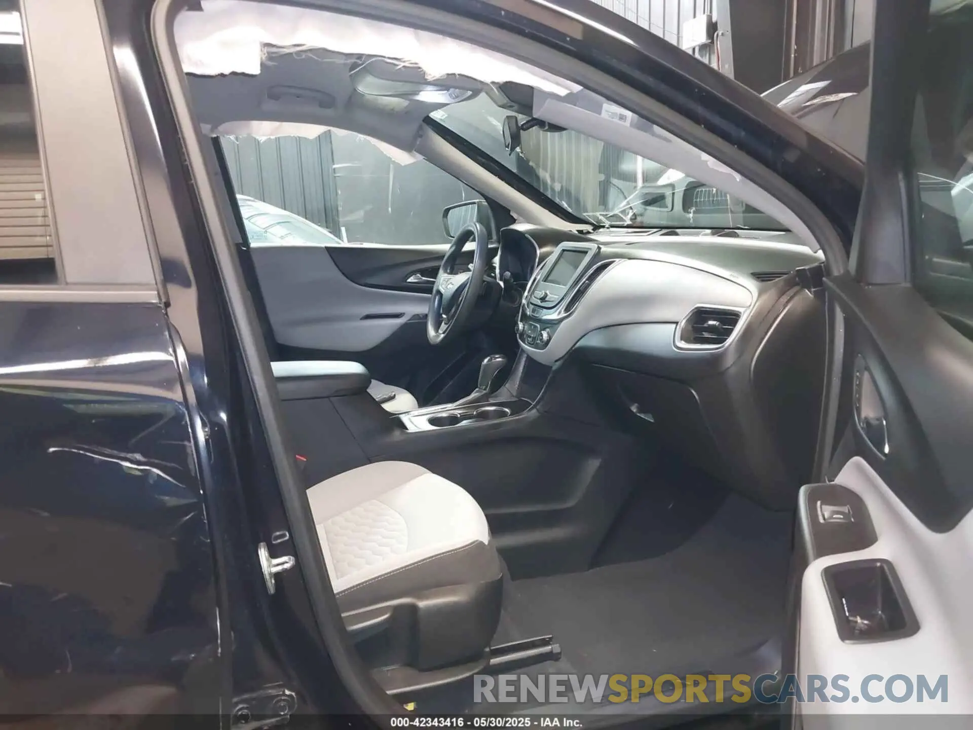5 Photograph of a damaged car 2GNAXHEV4L6168472 CHEVROLET EQUINOX 2020