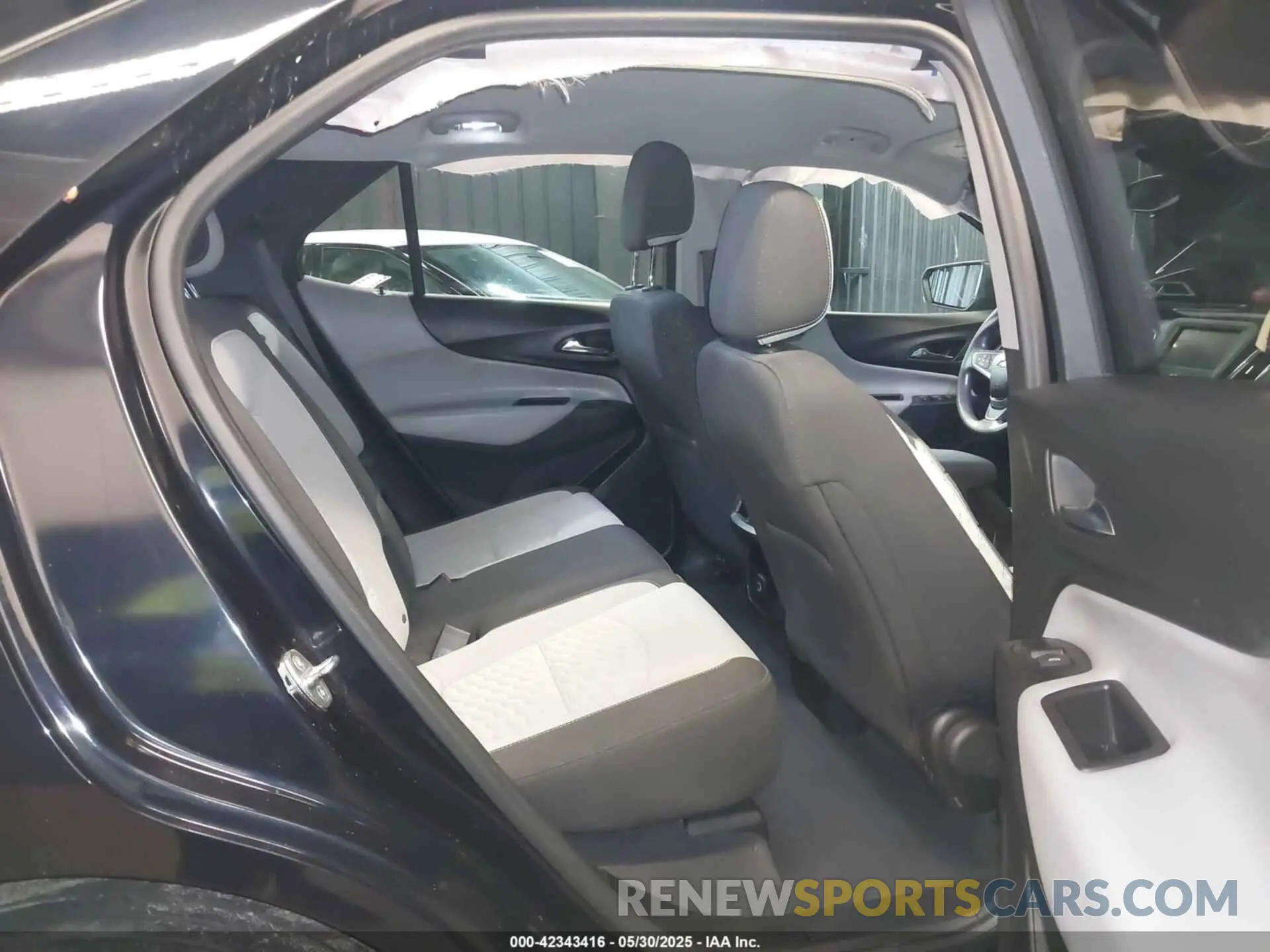 8 Photograph of a damaged car 2GNAXHEV4L6168472 CHEVROLET EQUINOX 2020