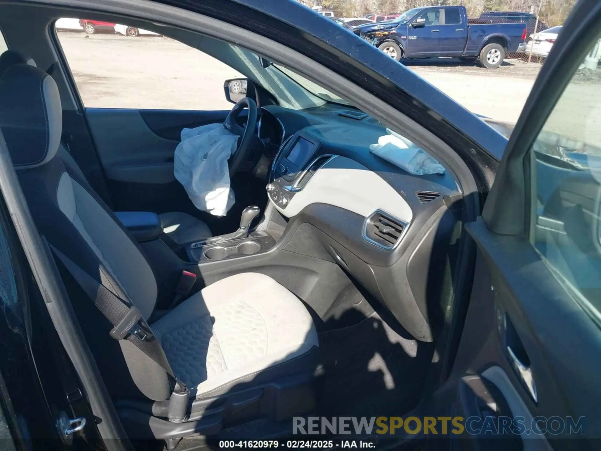 5 Photograph of a damaged car 2GNAXHEV4L6205911 CHEVROLET EQUINOX 2020