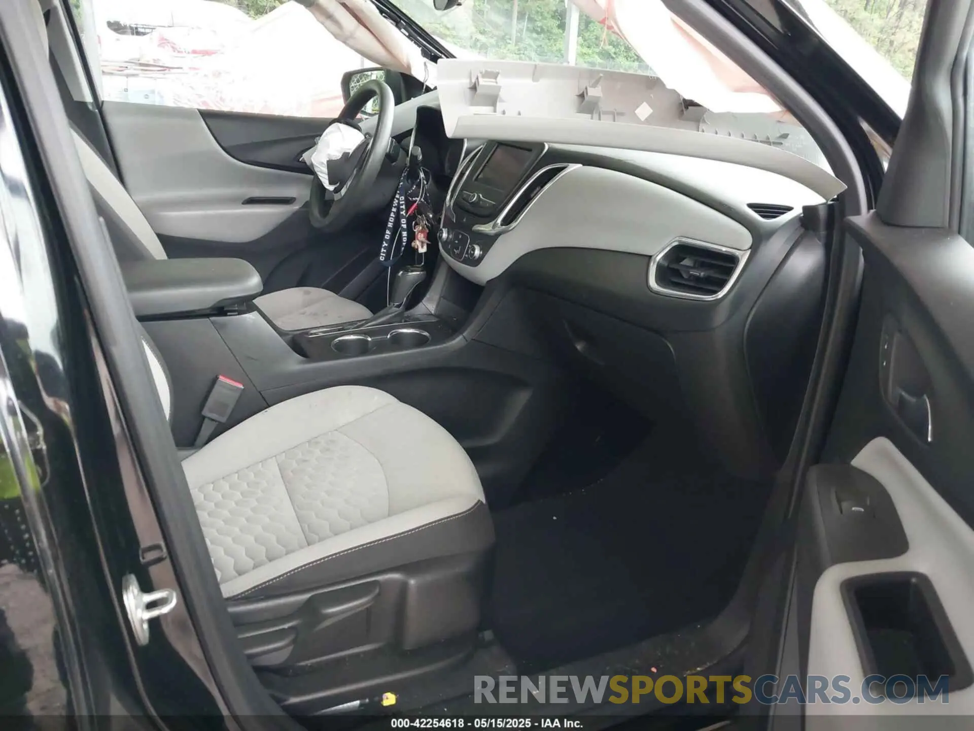 5 Photograph of a damaged car 2GNAXHEV4L6270953 CHEVROLET EQUINOX 2020