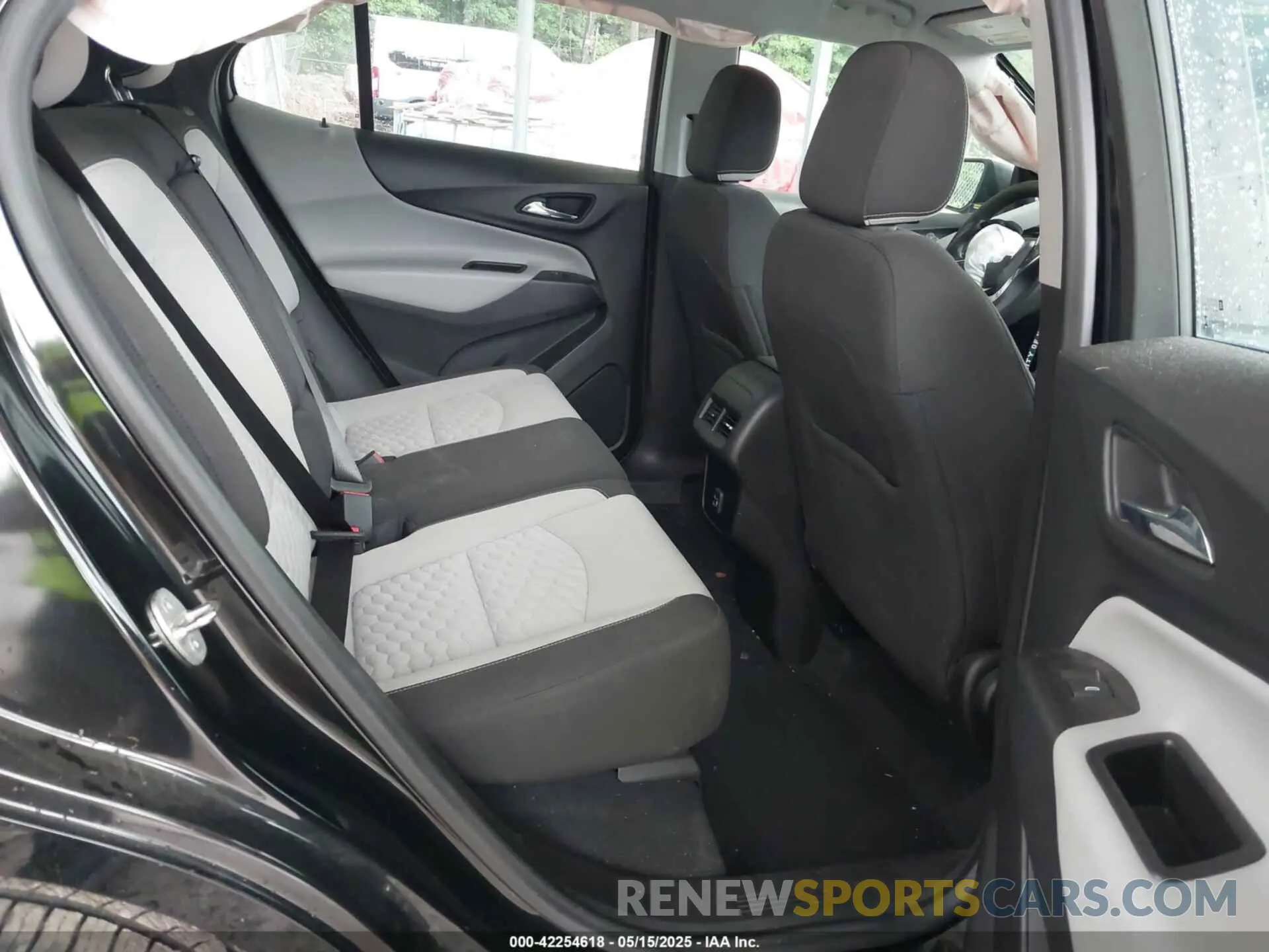 8 Photograph of a damaged car 2GNAXHEV4L6270953 CHEVROLET EQUINOX 2020