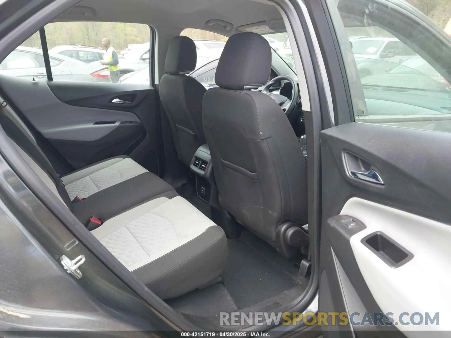 8 Photograph of a damaged car 2GNAXHEV4L6273674 CHEVROLET EQUINOX 2020