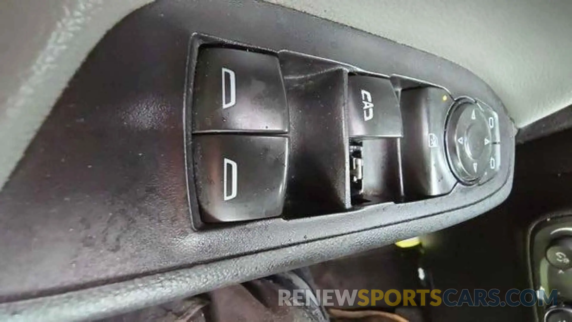 1 Photograph of a damaged car 2GNAXHEV6L6135036 CHEVROLET EQUINOX 2020