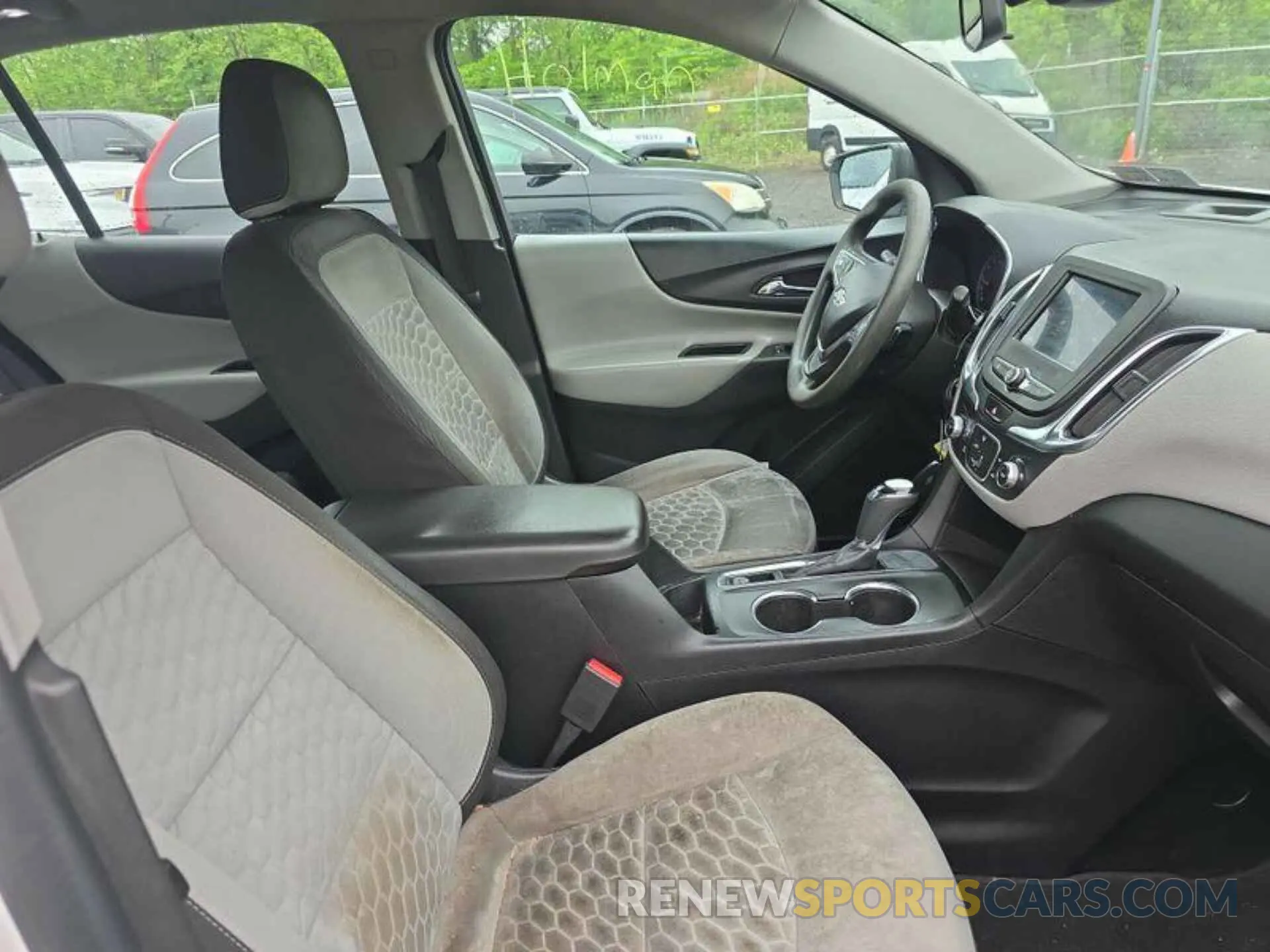 10 Photograph of a damaged car 2GNAXHEV6L6135036 CHEVROLET EQUINOX 2020